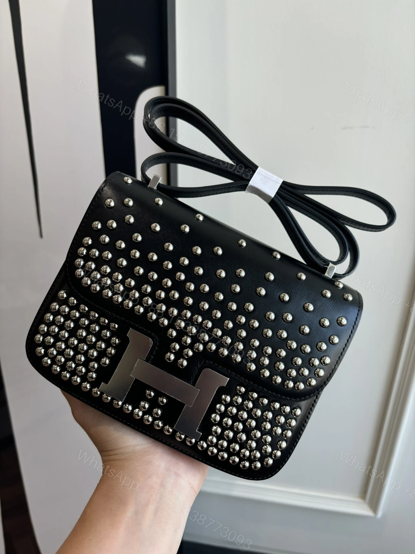 Hermes 高仿 女款 Constance 黑色鉚釘斜背包 個性街頭風小方包 — view 1