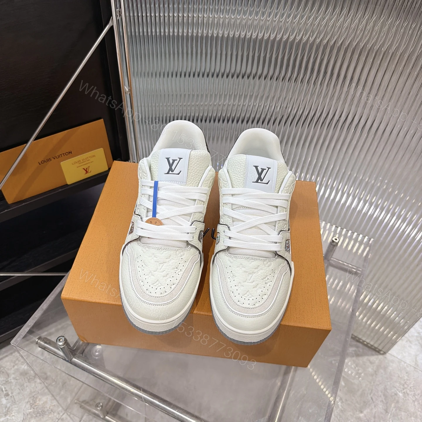 LV A貨 Trainer 白灰壓紋休閒運動鞋 精品百搭鞋款 — view 1