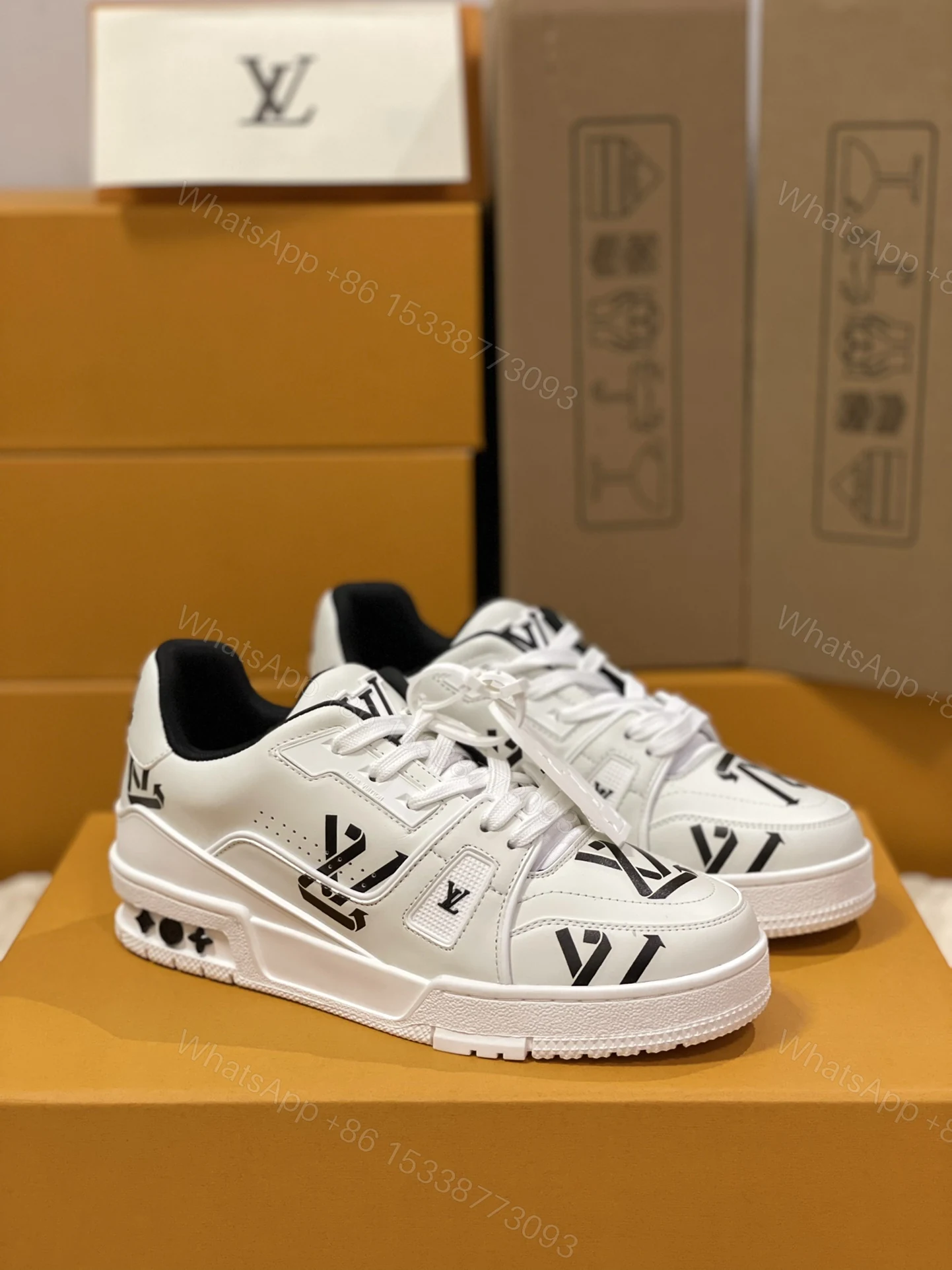 LV 一比一黑白配色運動鞋 經典Logo點綴設計感街頭百搭款 — view 1