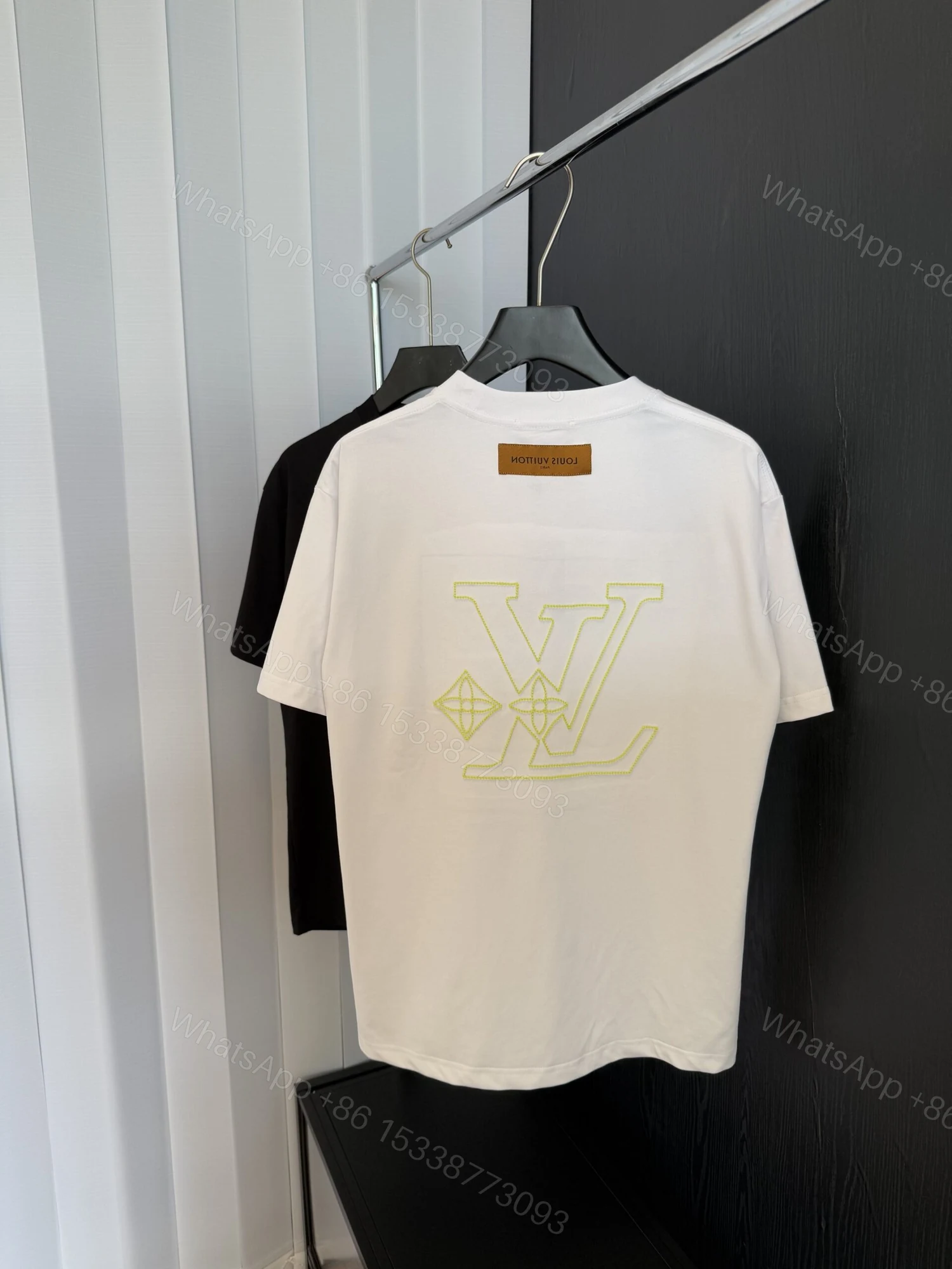 LV白色LOGO短袖男T 原單刺繡風設計感 奢侈品復刻版手提包搭配佳品 — view 1