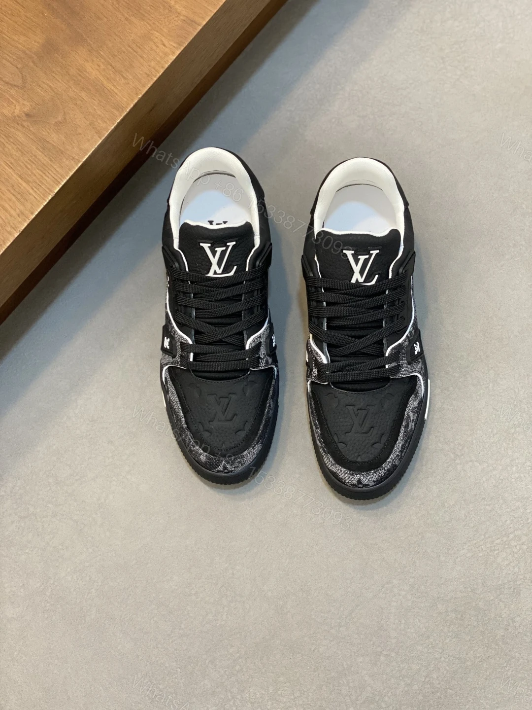 LV 一比一黑灰拼接運動鞋低調高級質感品牌壓紋細節 — view 1