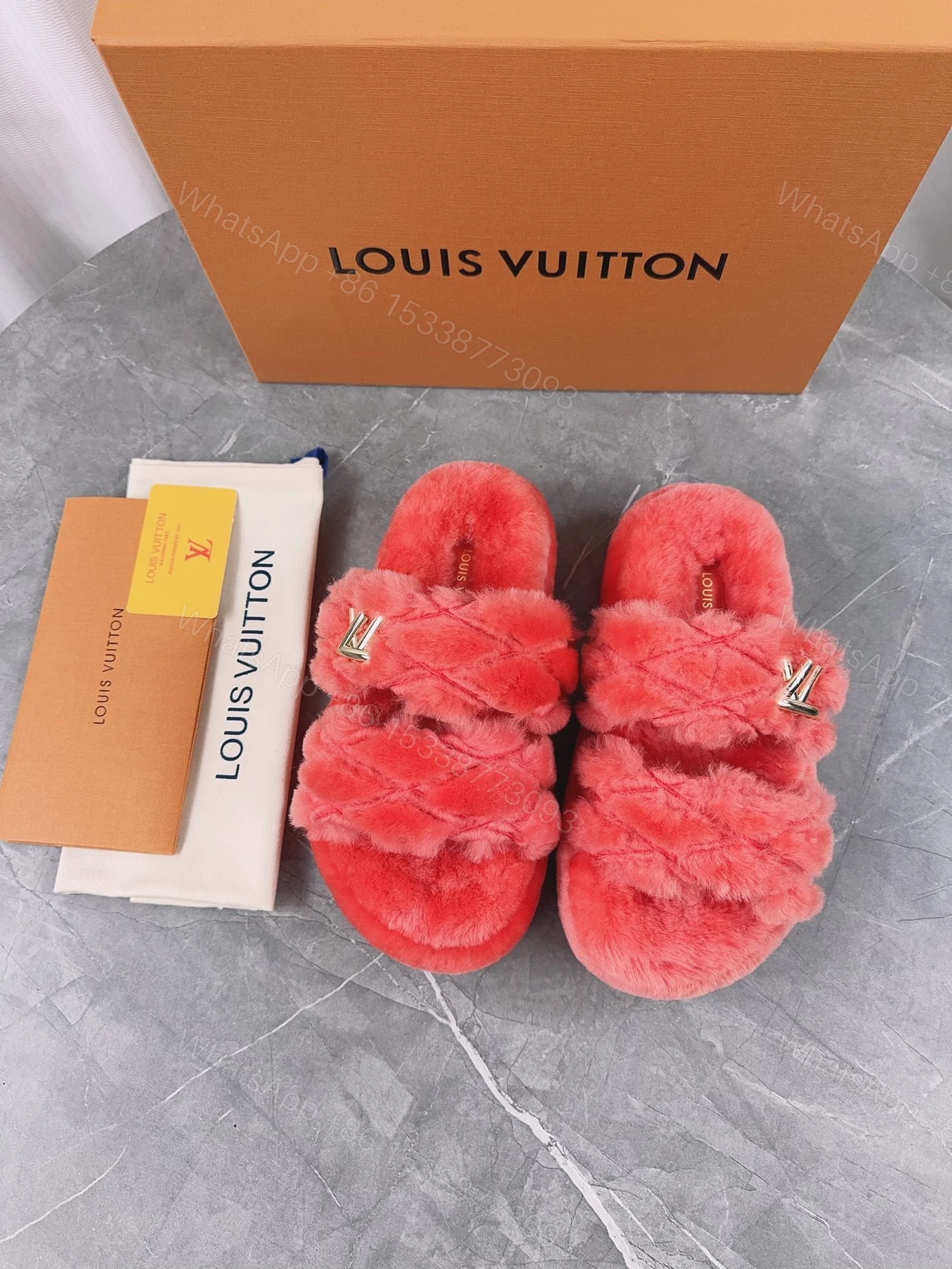 LV 一比一編織毛毛拖鞋 紅色亮眼冬日款 — view 1