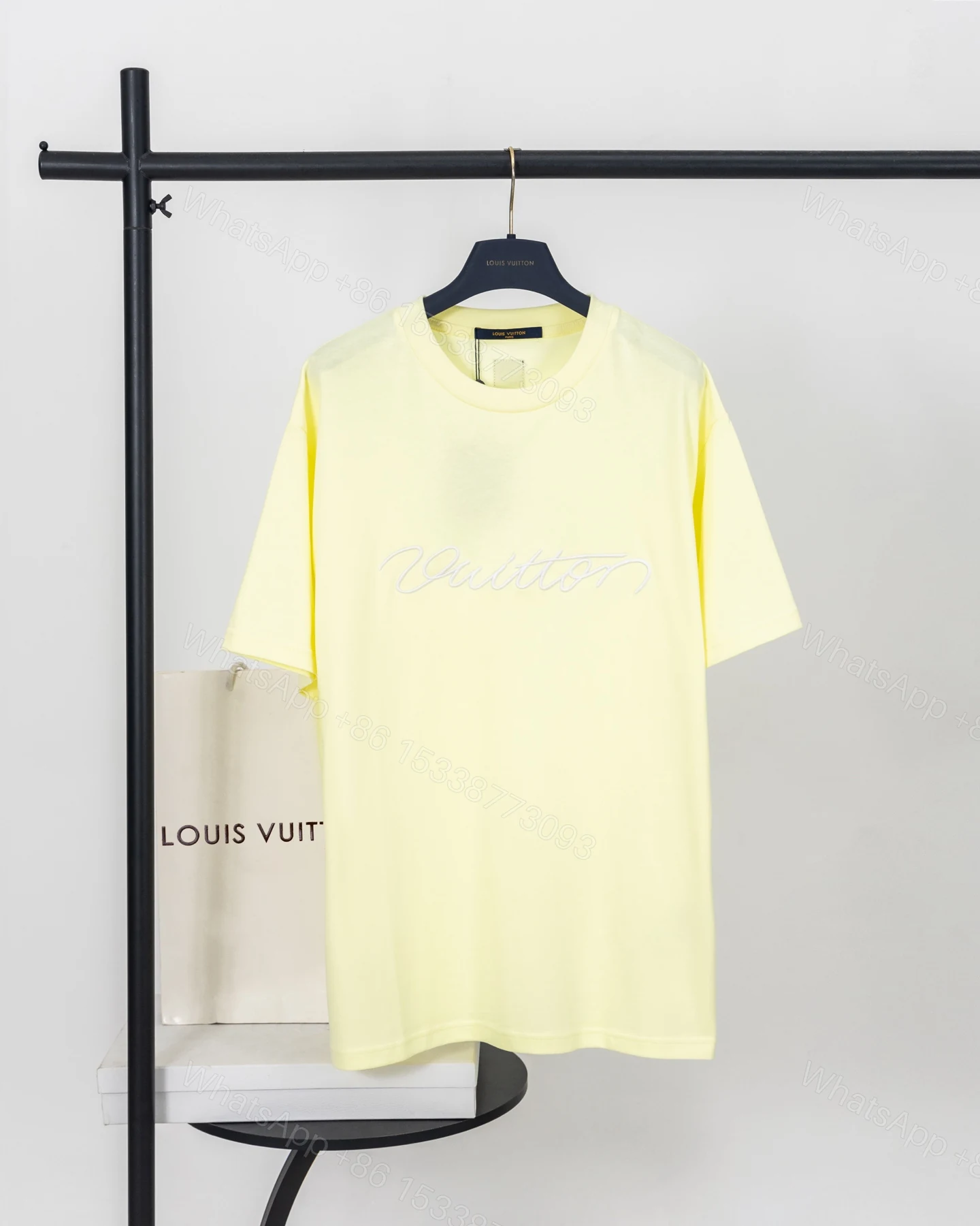 LV 高仿男款刺繡Logo短袖T恤 淺黃色時尚款 — view 1