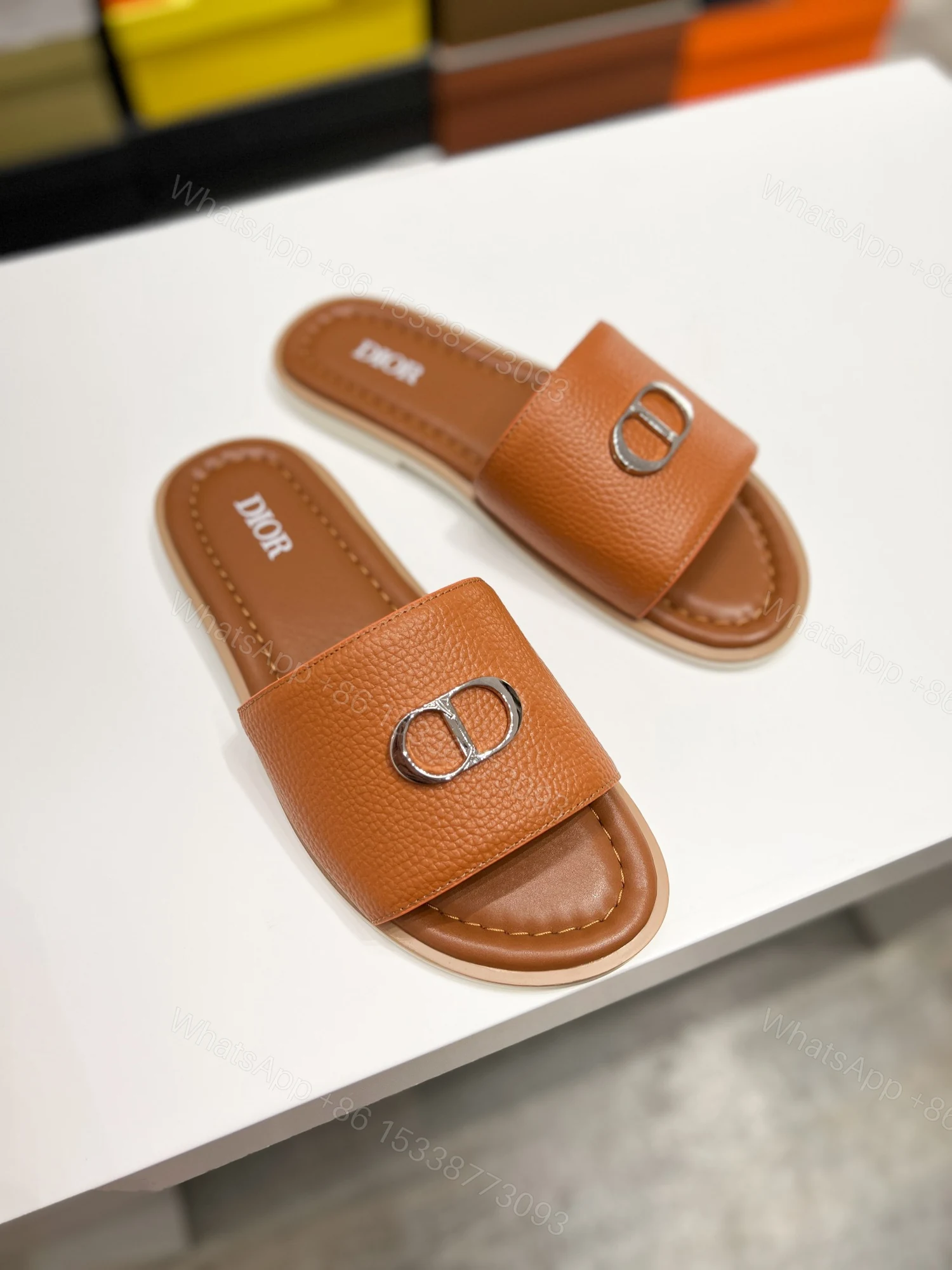 DIOR A貨 男款CD皮革拖鞋 棕色休閒涼拖 — view 1