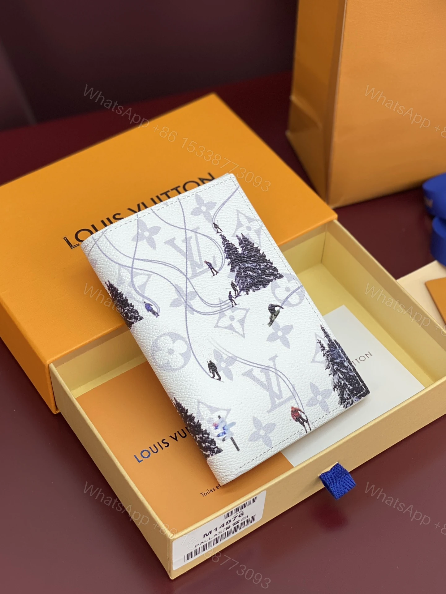 LV 一比一雪景印花護照夾 白色滑雪系列冬季限定設計 — view 1