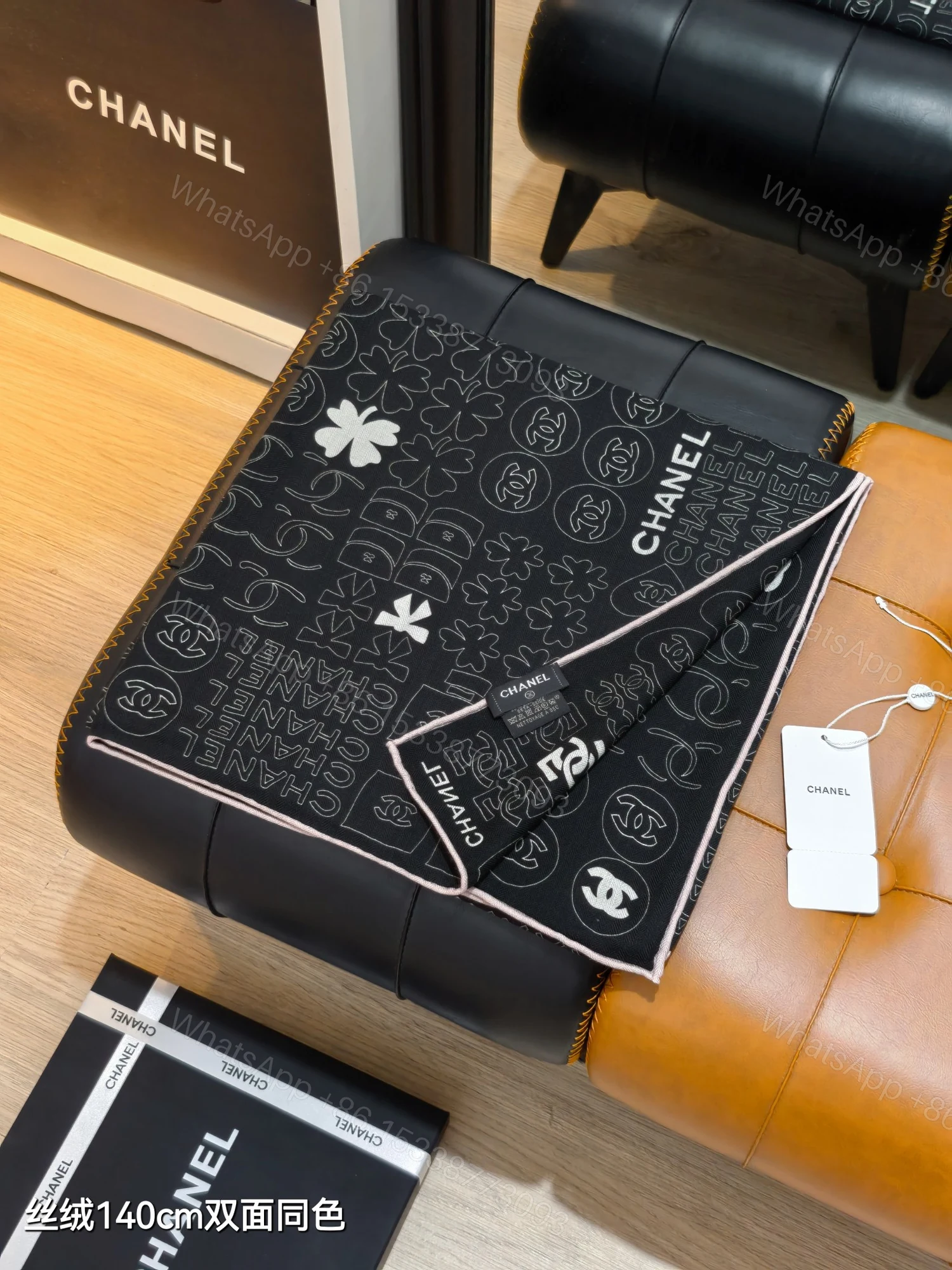 Chanel A貨雙面絲巾 黑底白印標誌圖案 140cm設計師元素呈現 — view 1