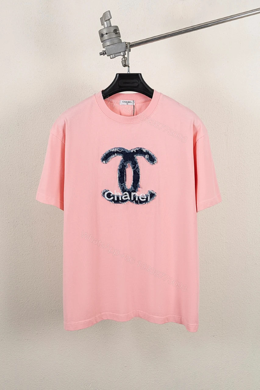 CHANEL高仿短袖T恤 女士粉色牛仔LOGO設計 圓領休閒上衣2025新品 — view 1