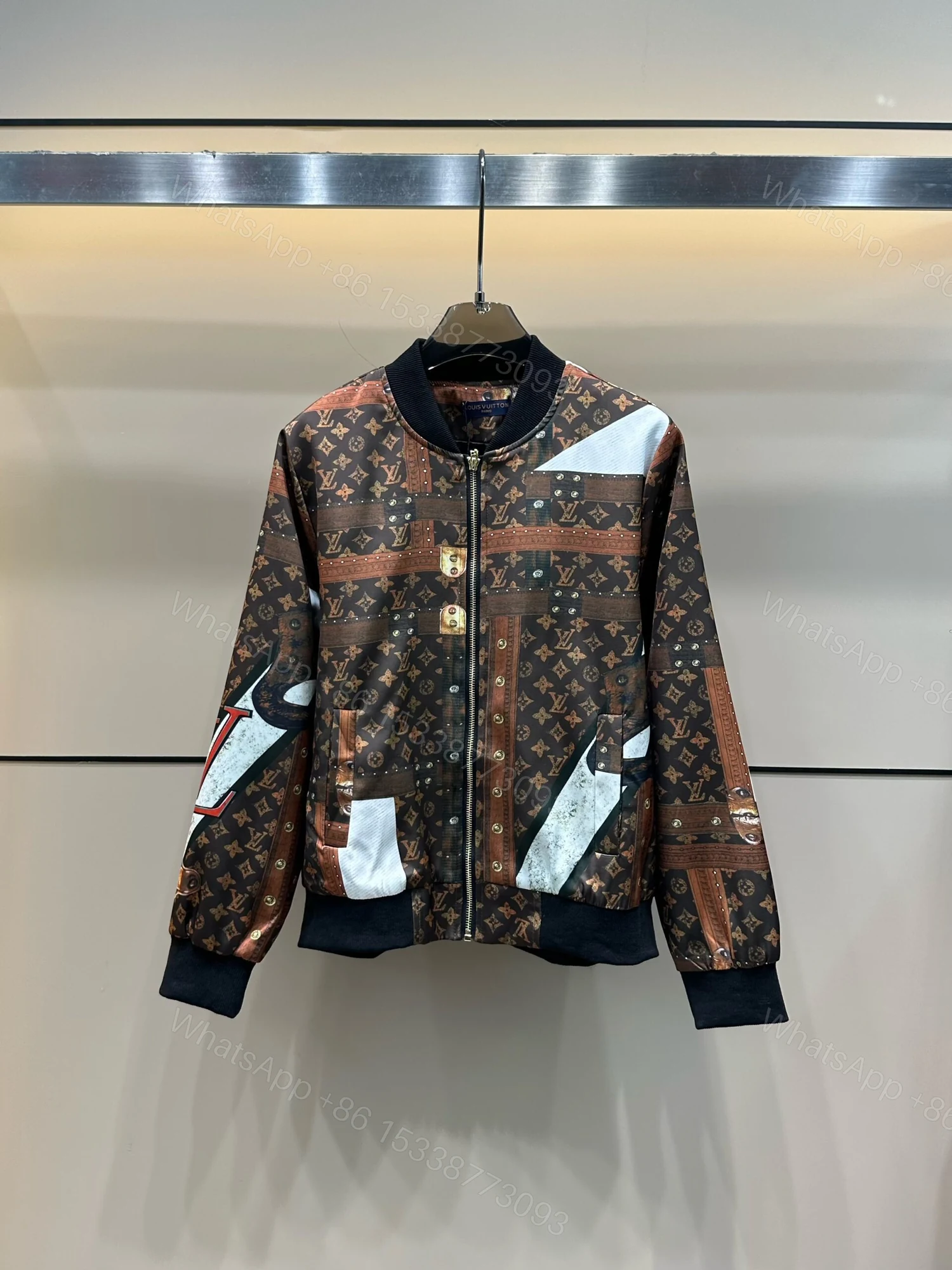 LV 高仿老花行李箱圖案外套 男士潮流休閒棒球款 — view 1