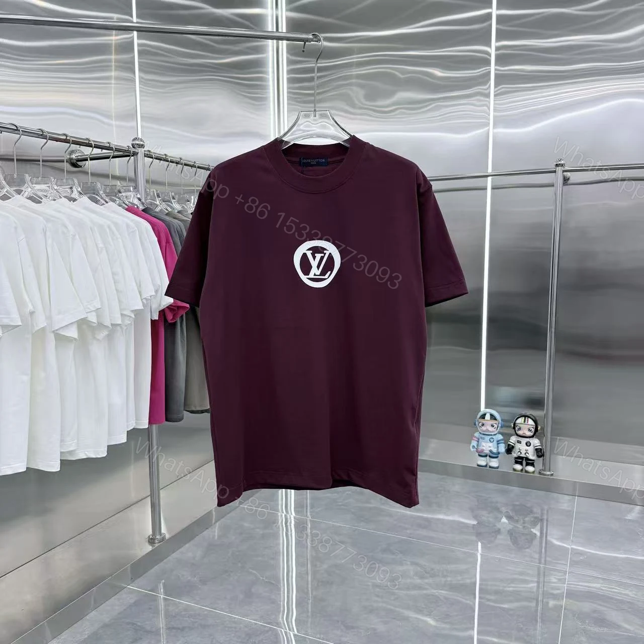 LV 原單 酒紅圓形 Logo 印花短袖|質感深色系 男款街頭休閒T恤 — view 1