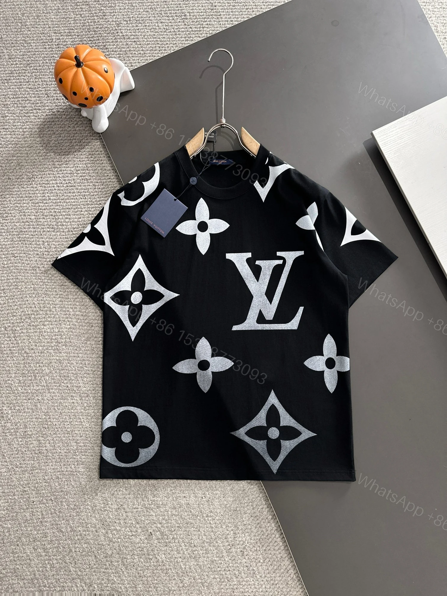 LV 高仿黑色短袖T恤 全幅Monogram經典圖案設計 潮流必備款 — view 1