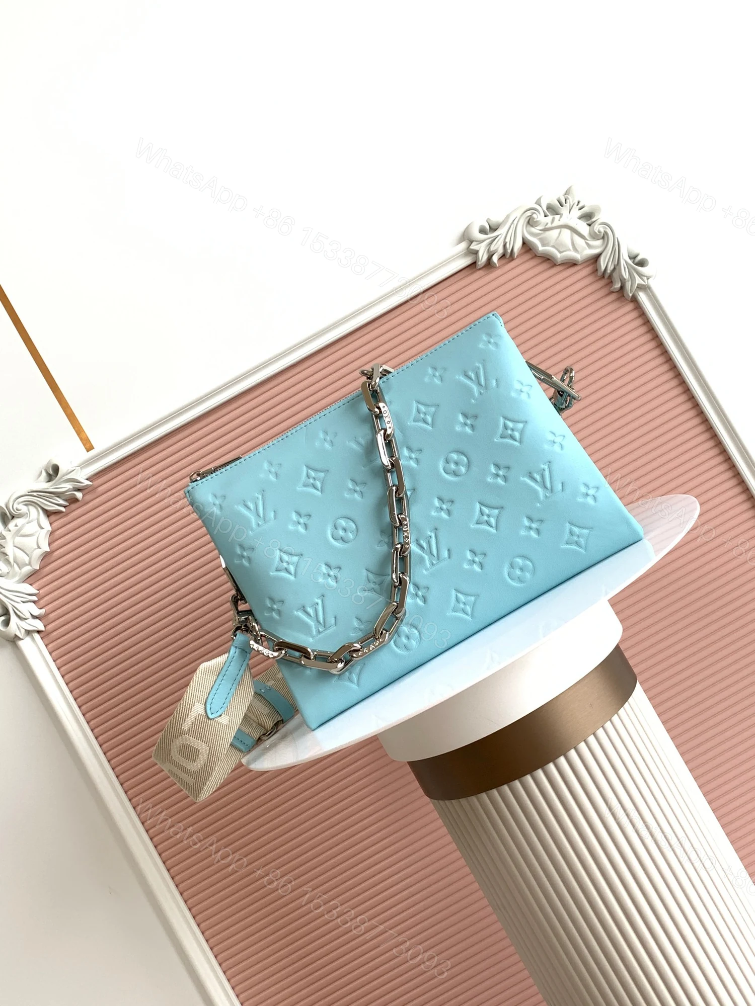 LV 精品仿製湖水藍壓紋郵差包 附鑰匙扣清新配色款 — view 1