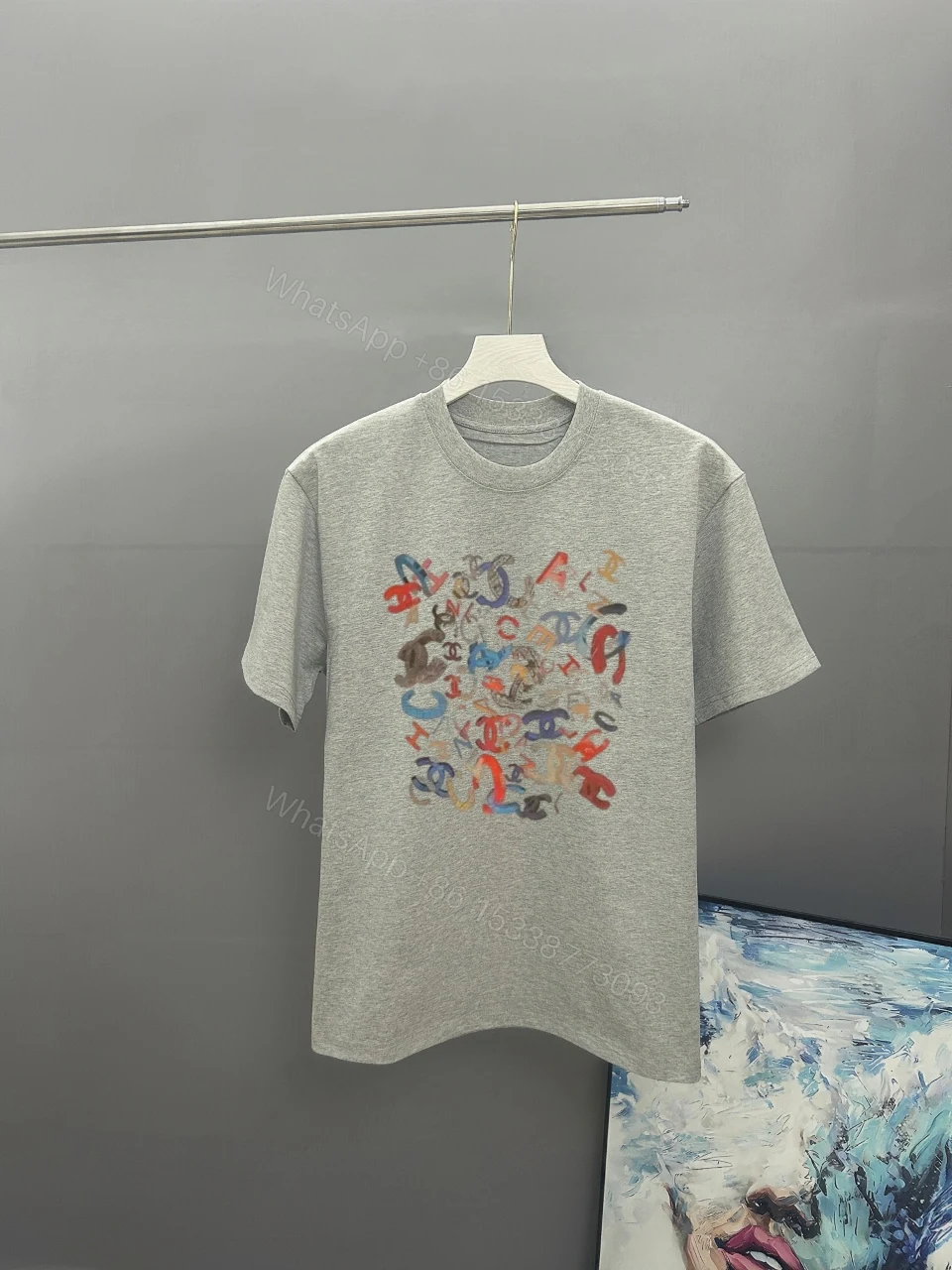 Chanel 高仿男女款灰色印花T恤 潮流塗鴉字母藝術風格 — view 1