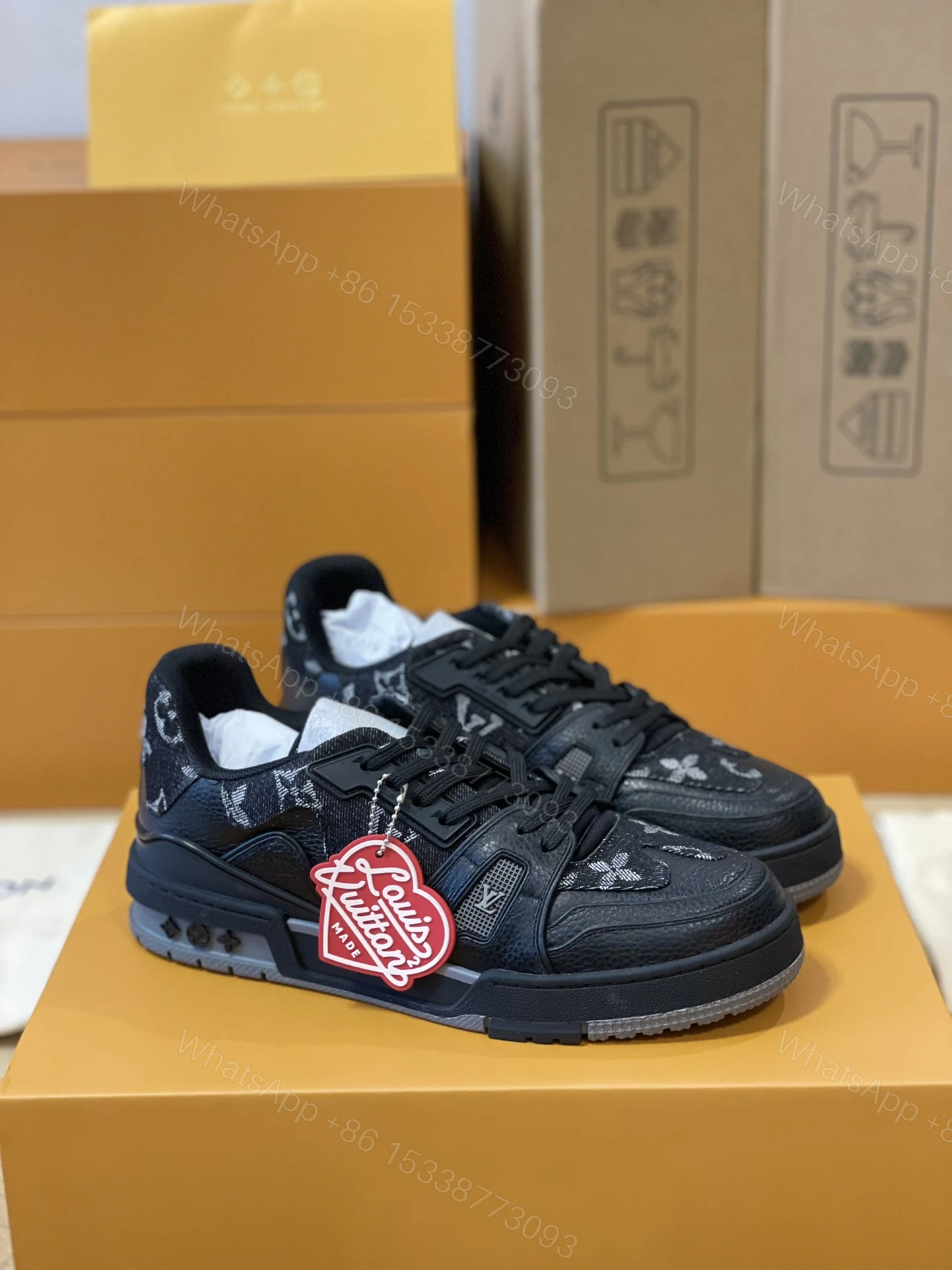 LV 原單黑色壓紋運動鞋 老花丹寧拼接設計感潮流街頭款 — view 1