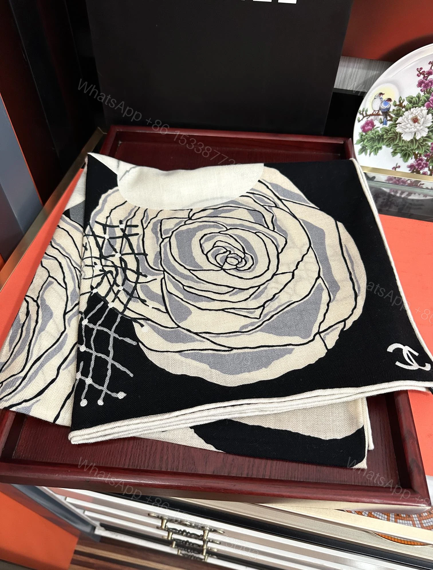 Chanel高仿印花絲巾玫瑰圖騰拼接雙色立體視覺設計款 — view 1