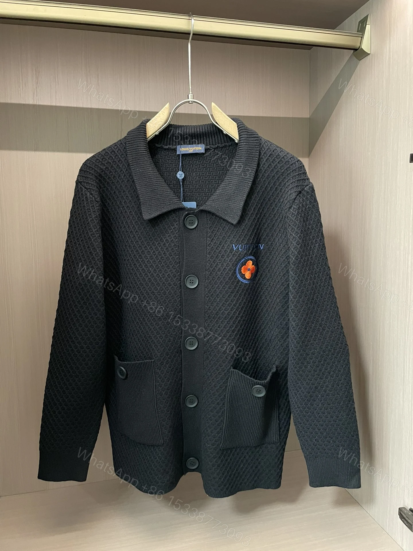 LV 一比一黑色針織開襟外套 撞色花徽刺繡設計 立體織紋面料 — view 1