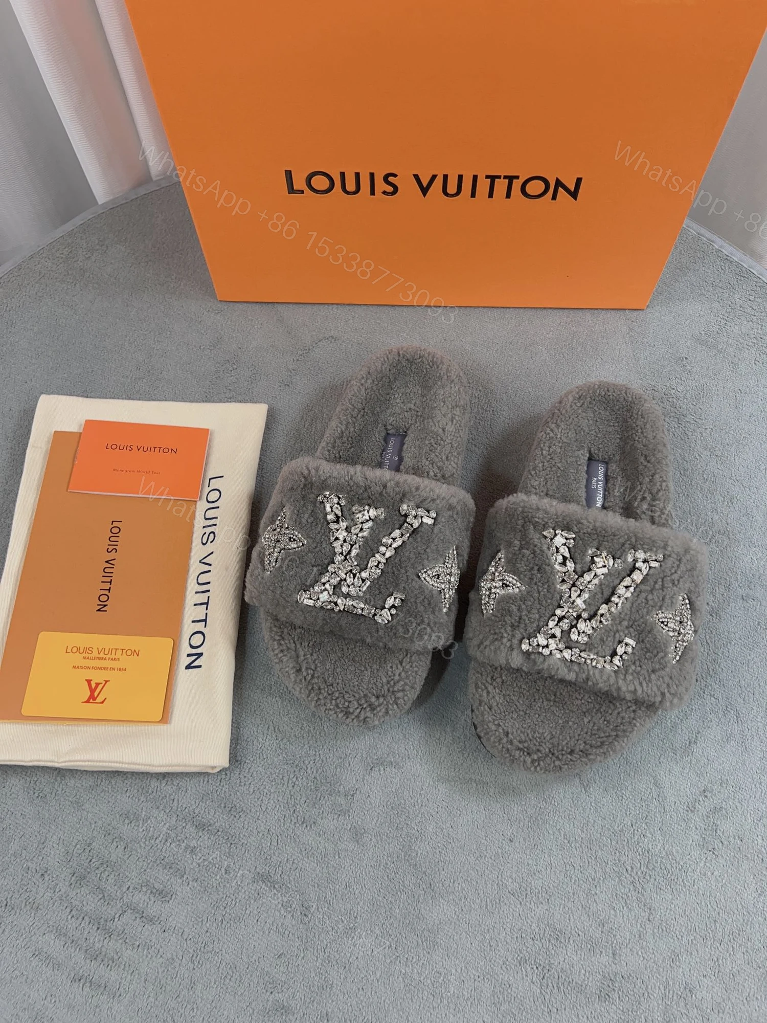 LV 高仿毛絨拖鞋 灰色水鑽奢華款 — view 1