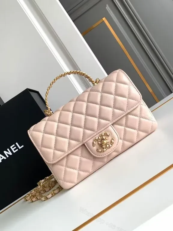 Chic Quilted Crossbody: Signature Chain Luxury Bag — view 1