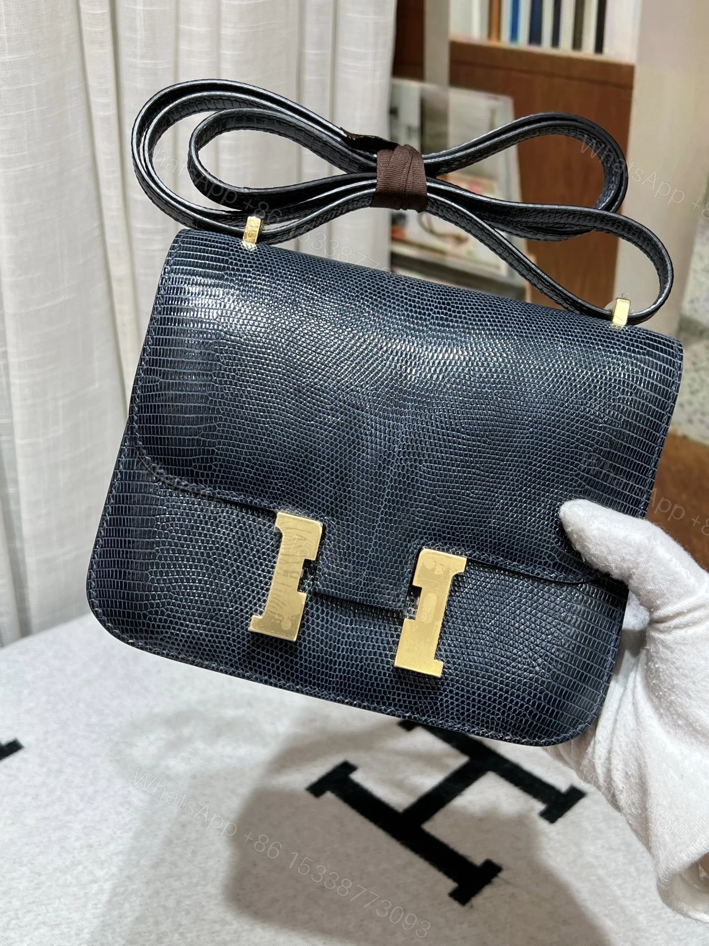 Hermes A貨 女款 Constance 深藍蜥蜴紋斜背包 金扣高級感通勤包 — view 1