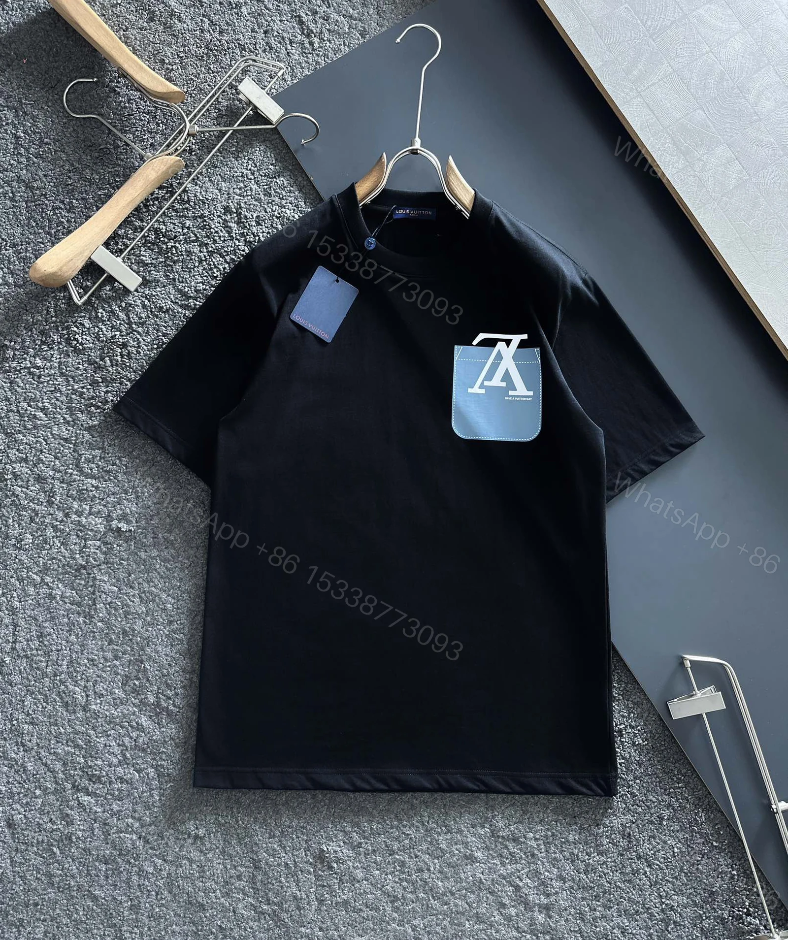 LV 高仿黑色胸口撞色T恤 簡約LOGO造型 夏日男士潮流短袖上衣 — view 1