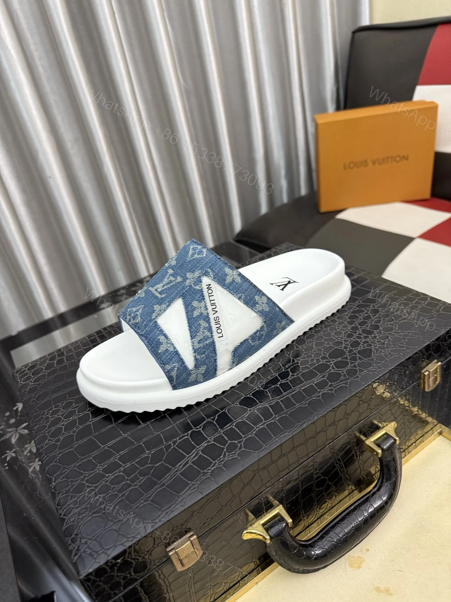 LV 高仿 男款 拖鞋 丹寧拼接 白底設計 休閒百搭款 — view 1