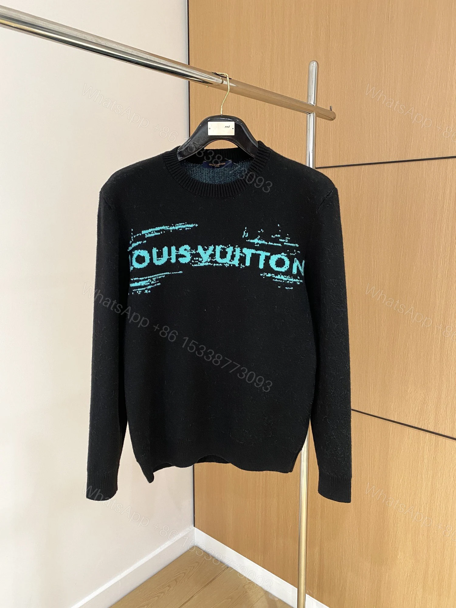 LV 高仿毛衣黑底藍刷漆字母設計款 秋冬百搭時尚感十足 — view 1