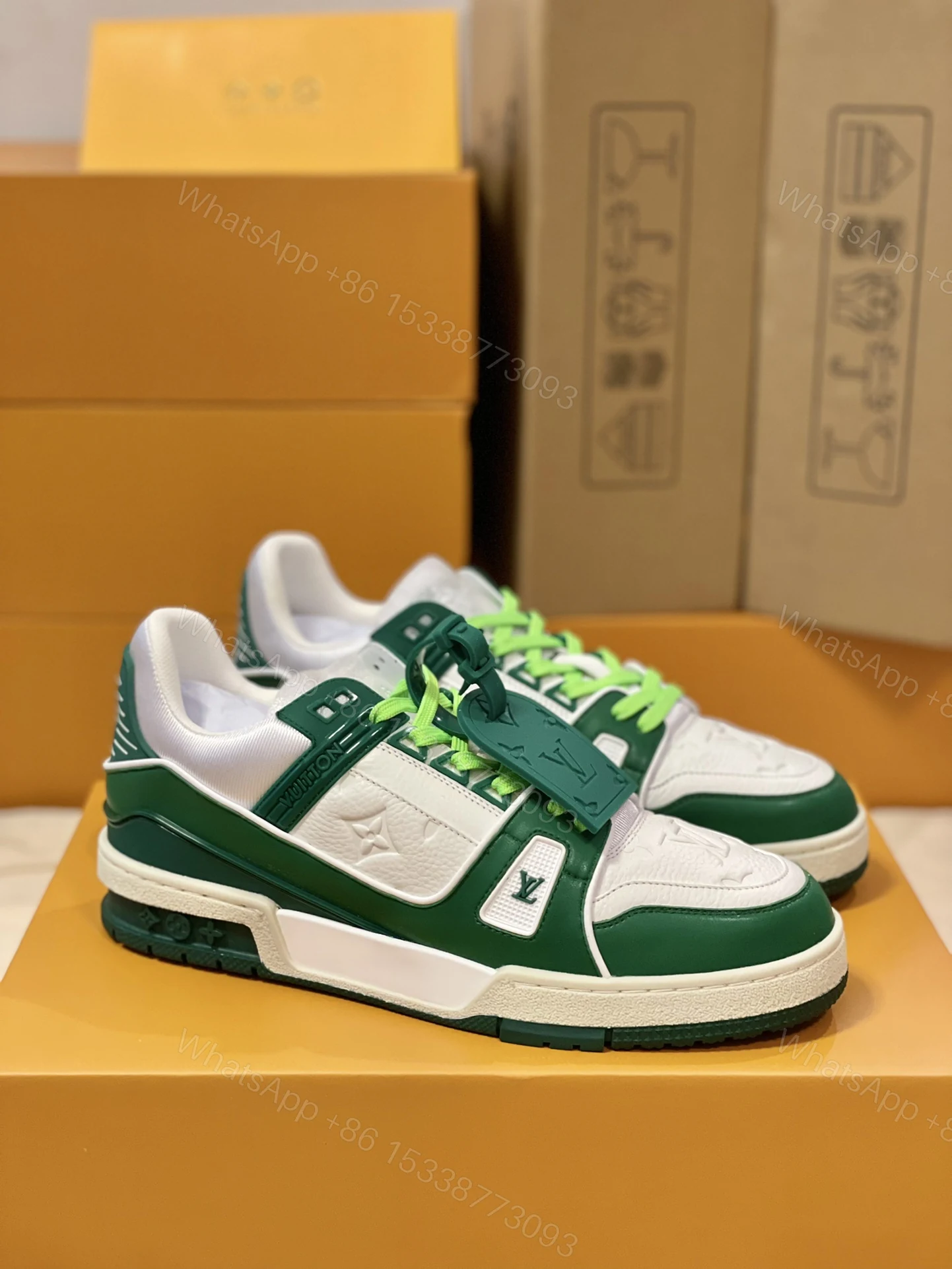 LV 精品仿製綠白運動鞋 撞色鞋帶款 活力街頭潮流風格 — view 1