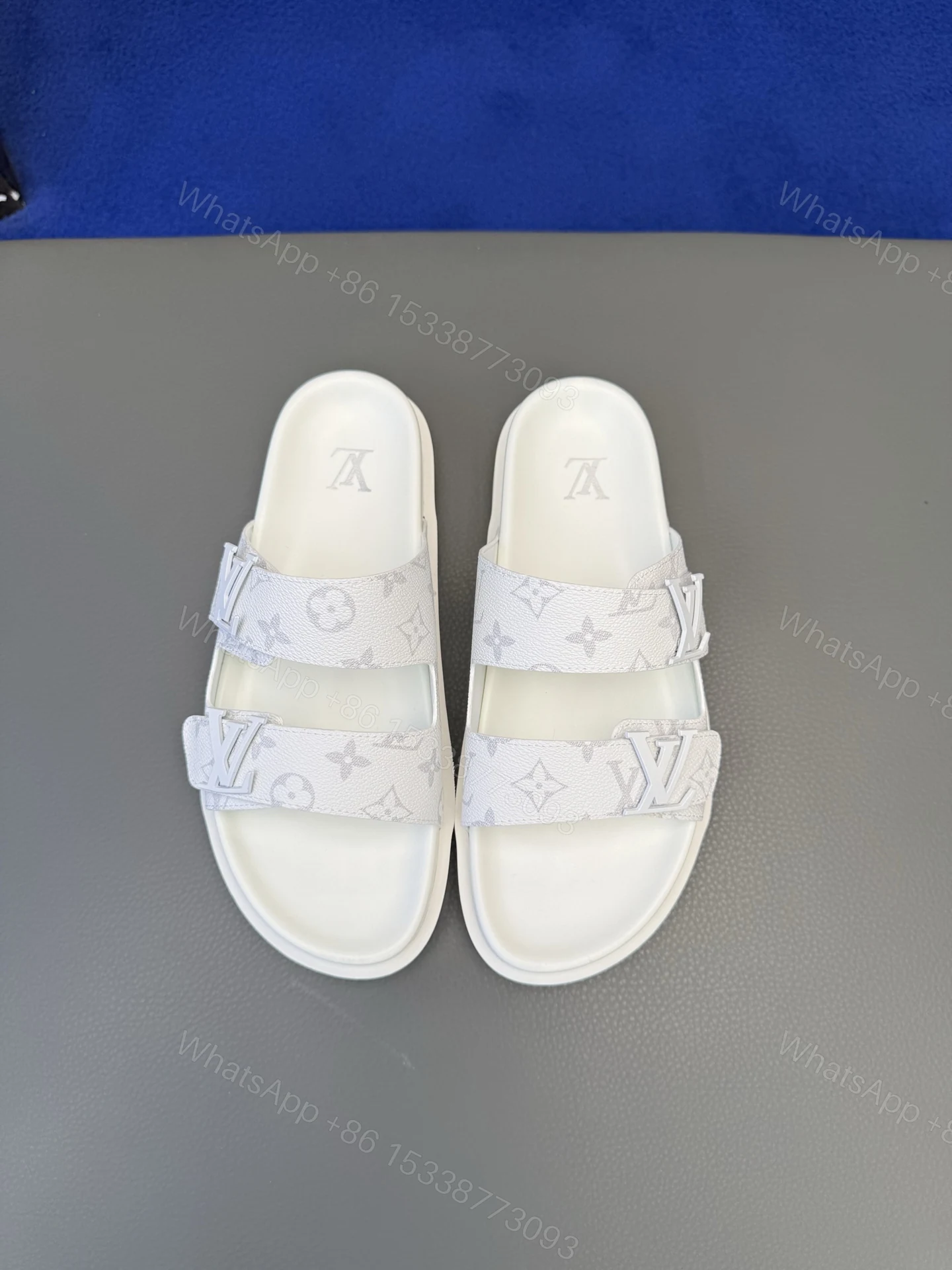 LV A貨白灰雙帶拖鞋 清新全白設計 夏日簡約風格 鞋型挺拔質感佳 — view 1