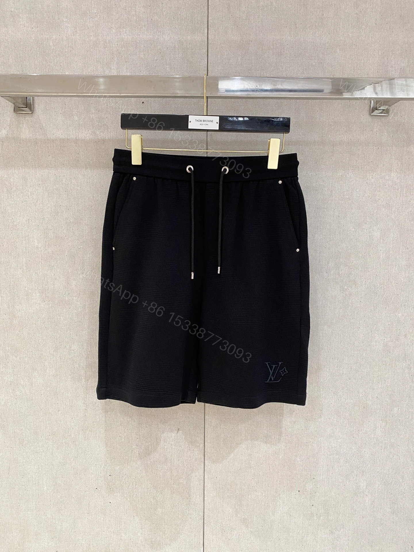 LV 精品仿製黑色短褲簡約壓紋款夏日百搭風格 — view 1