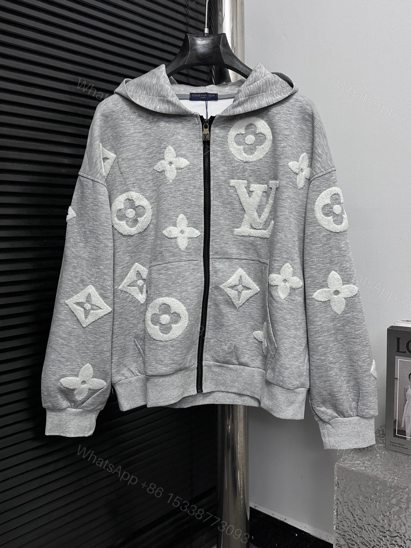 LV 精品仿製灰色立體Monogram連帽外套 奢華立體刺繡設計 — view 1