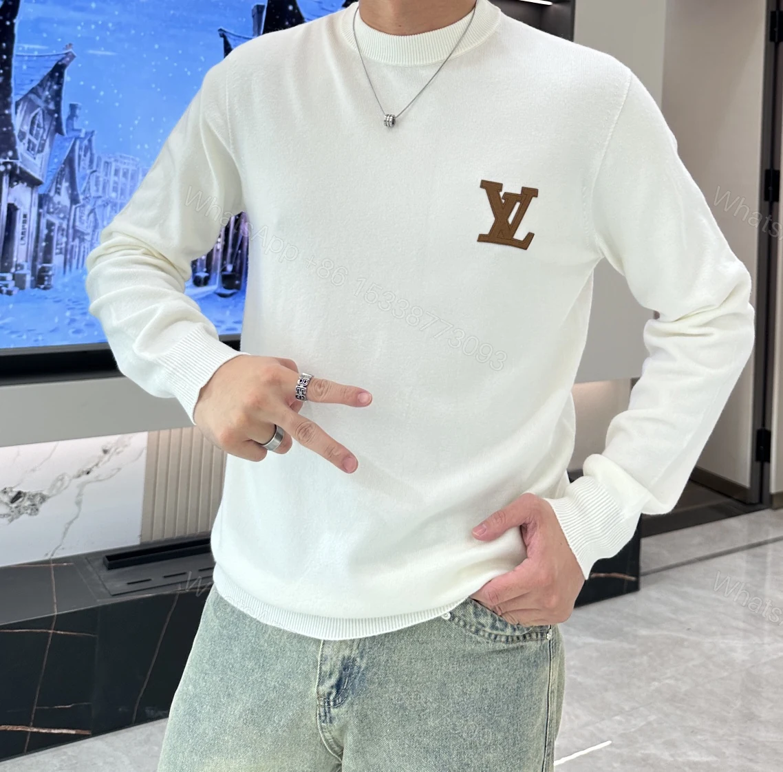 LV 原單白色針織毛衣 經典LV標誌 刷白牛仔褲搭配首選 — view 1