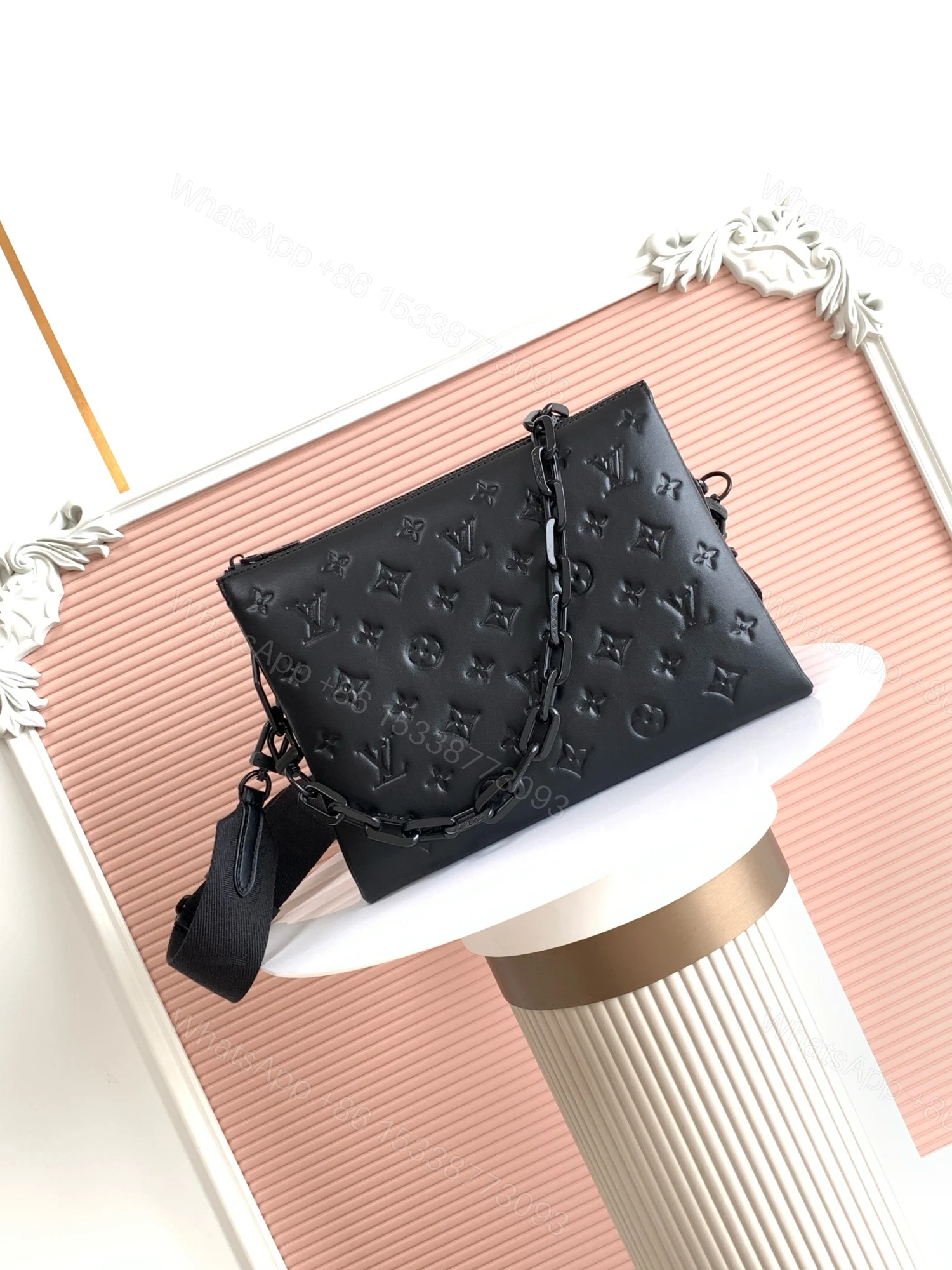 LV 精品仿製黑色壓紋男士郵差包 鏈條設計全黑潮流風格 — view 1