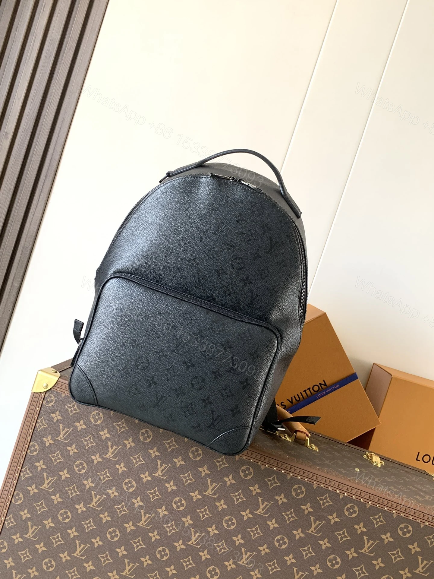 LV A貨 男款 Monogram 黑色壓紋後背包 通勤背包 — view 1