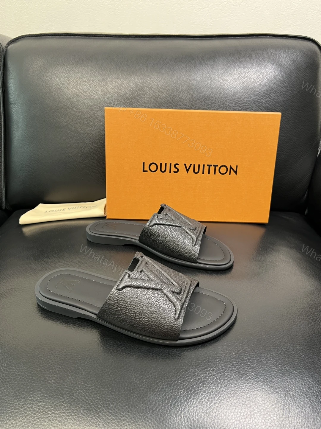 LV 一比一 男款LOGO浮雕拖鞋 簡約百搭休閒風格舒適防滑款 — view 1