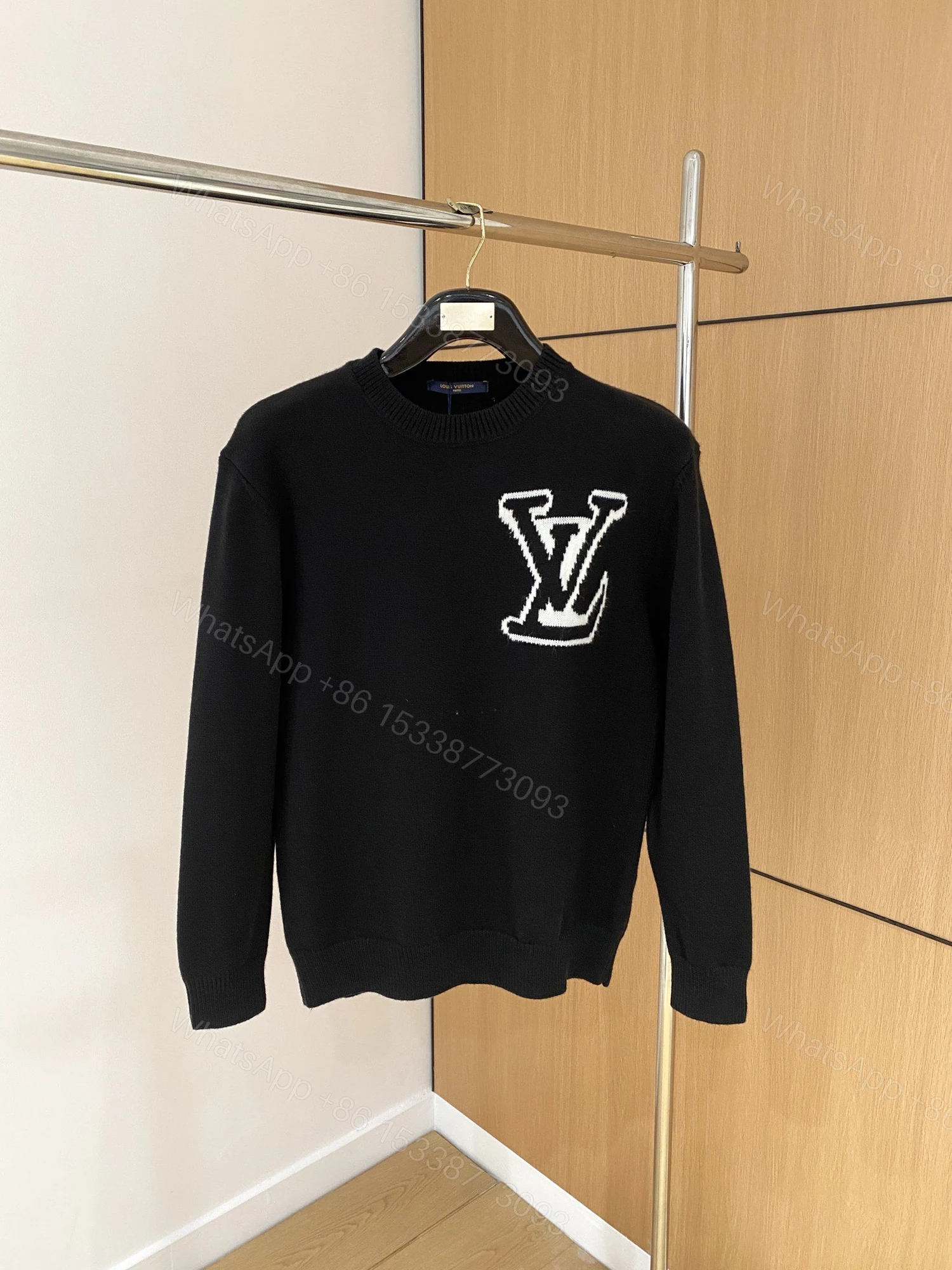 LV A貨黑色毛衣左胸白邊Logo點綴 百搭質感針織款 — view 1