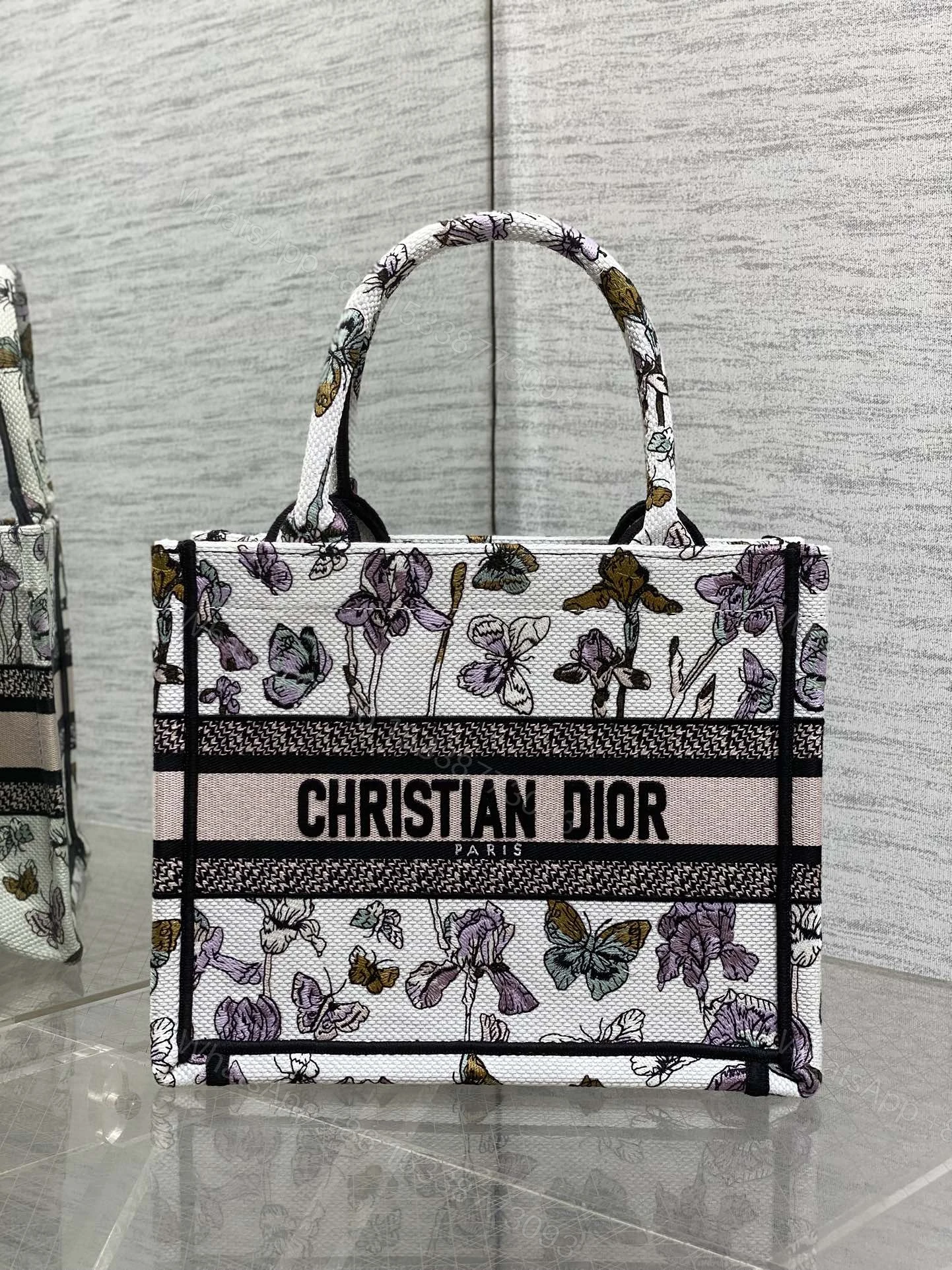 Dior 高仿Book Tote花卉小號托特包 夢幻蝴蝶刺繡設計女款 — view 1