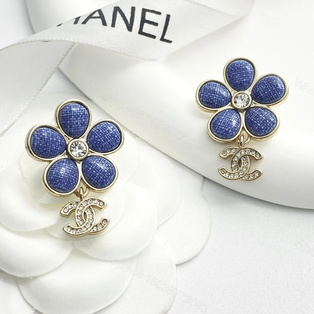 Chanel 高仿藍色花朵耳環 CC LOGO吊飾設計 女款飾品 — view 1