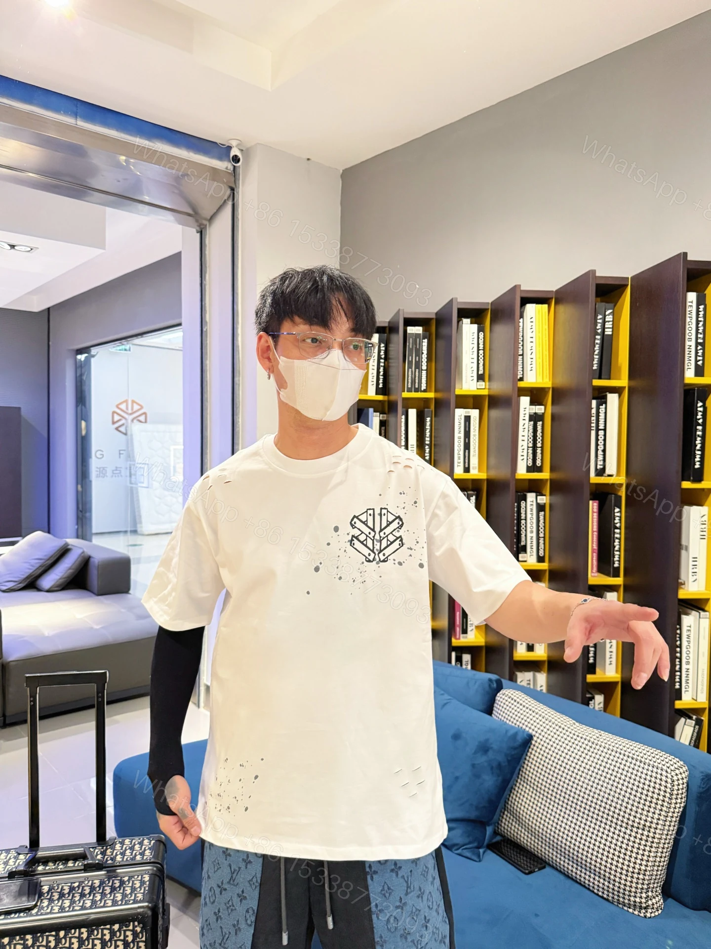 Balenciaga 一比一T恤 男款白色噴漆做舊LOGO寬鬆短袖 — view 1