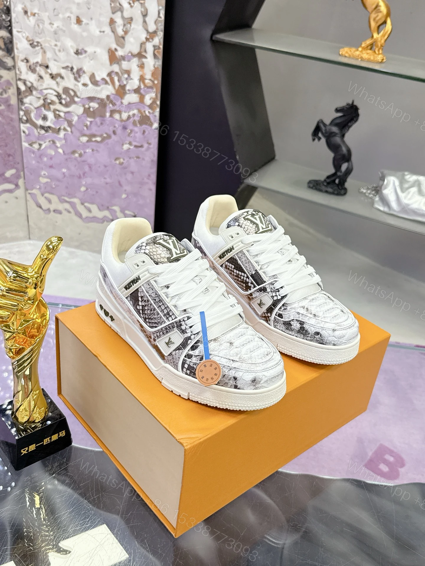 LV 精品仿製經典 Trainer 運動鞋 蟒蛇紋拼接設計款 — view 1