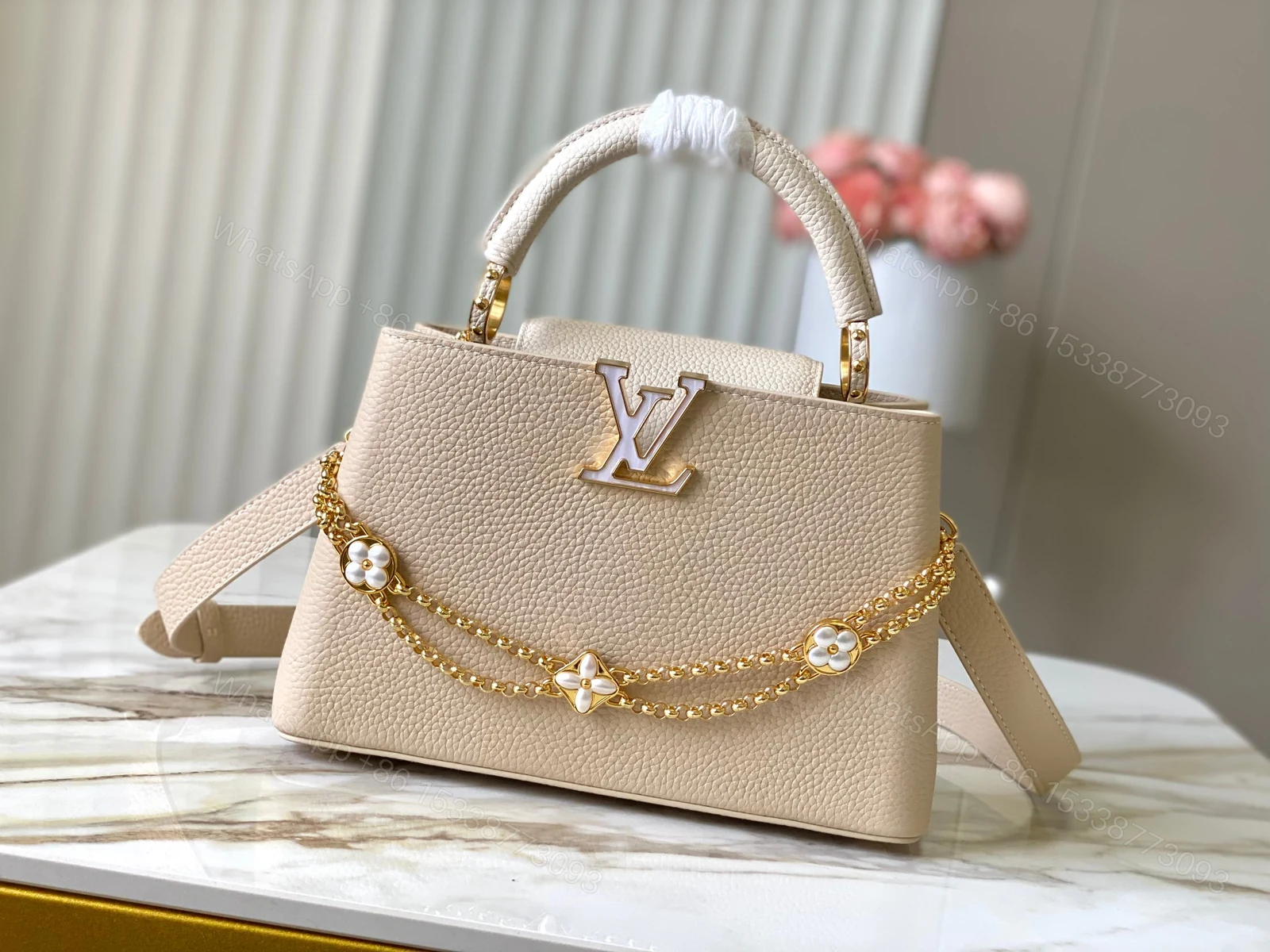 LV 高仿 Capucines 米白色手提包 金鏈裝飾款 — view 1