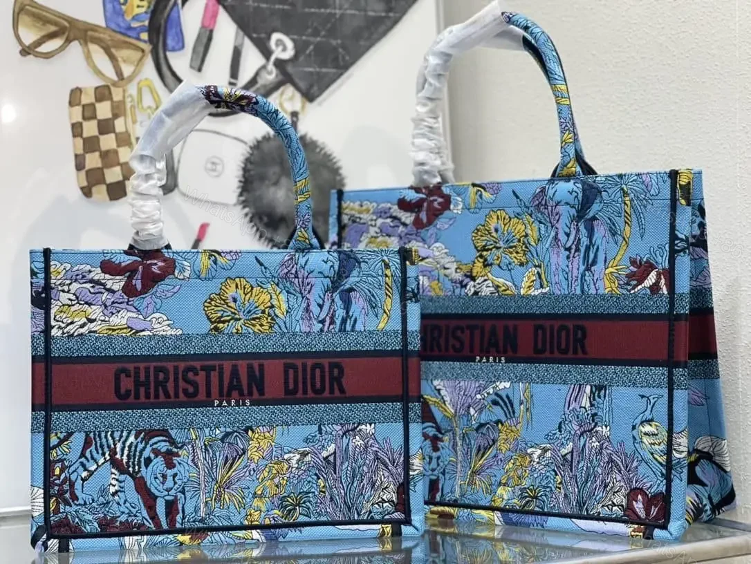 Design BOOK TOTE HANDBAGS for women – Dubai Fashion LUX — view 1
