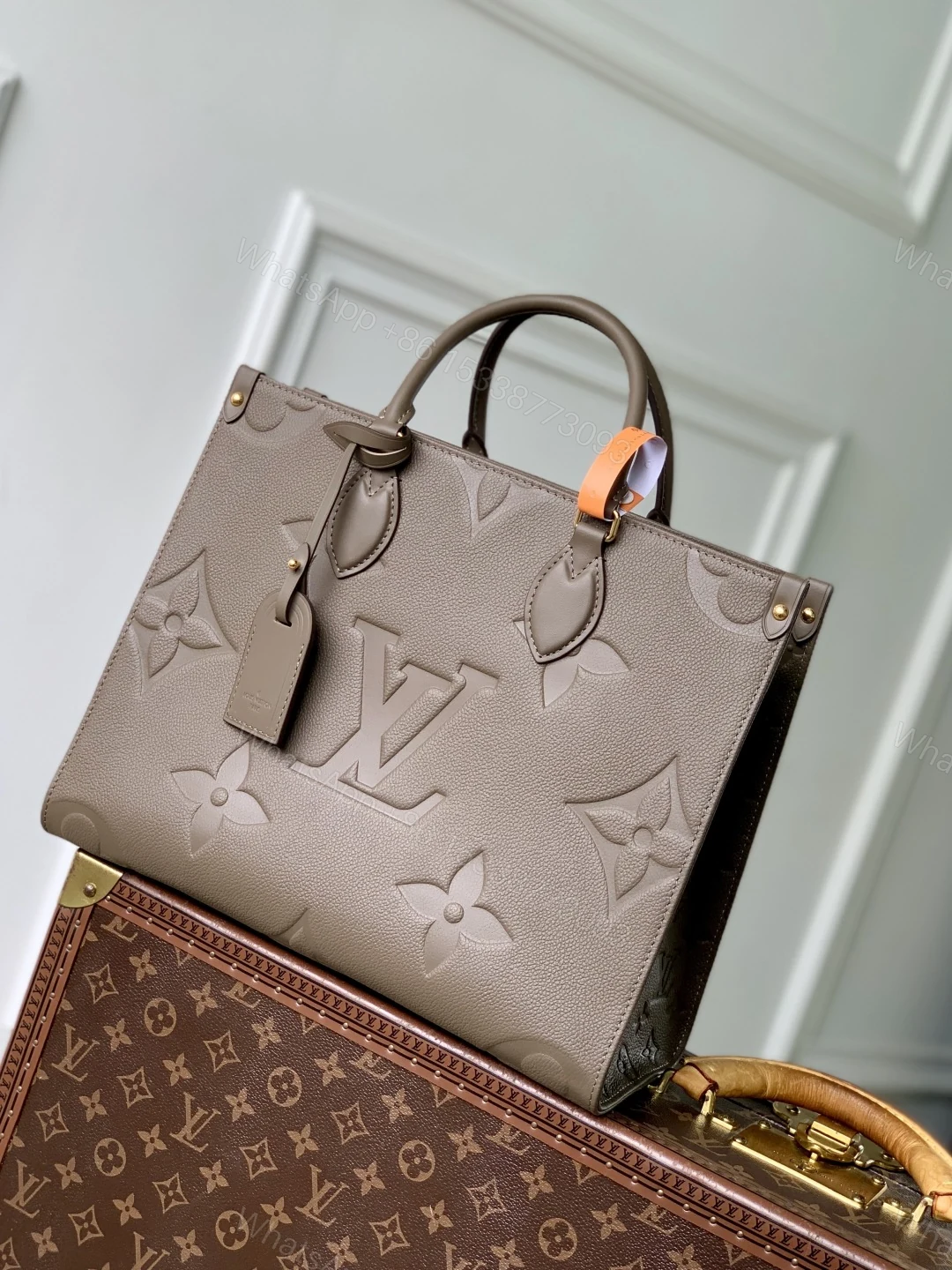 LV高仿壓花灰色手提包 OnTheGo大容量精品 — view 1