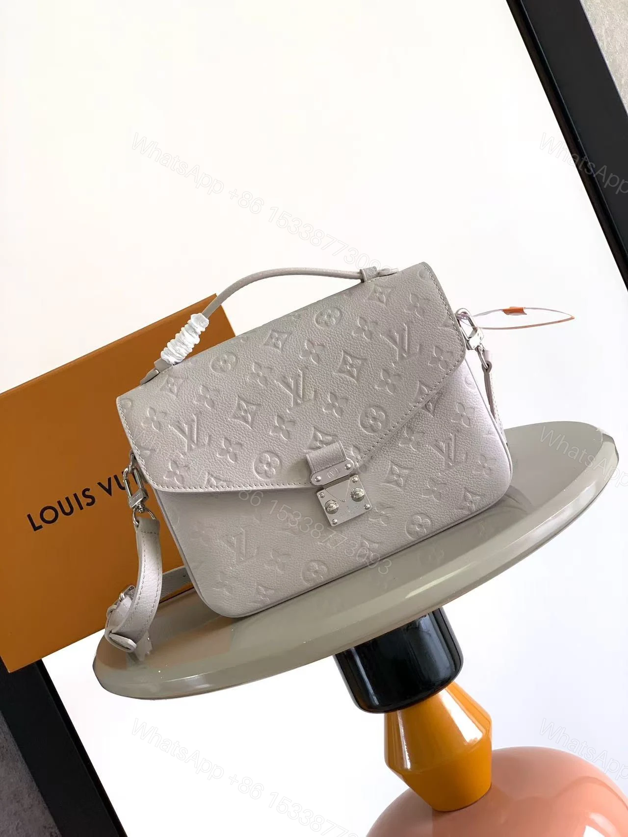 LV 一比一白色壓花鎖扣手提斜挎包 優雅氣質百搭款 — view 1