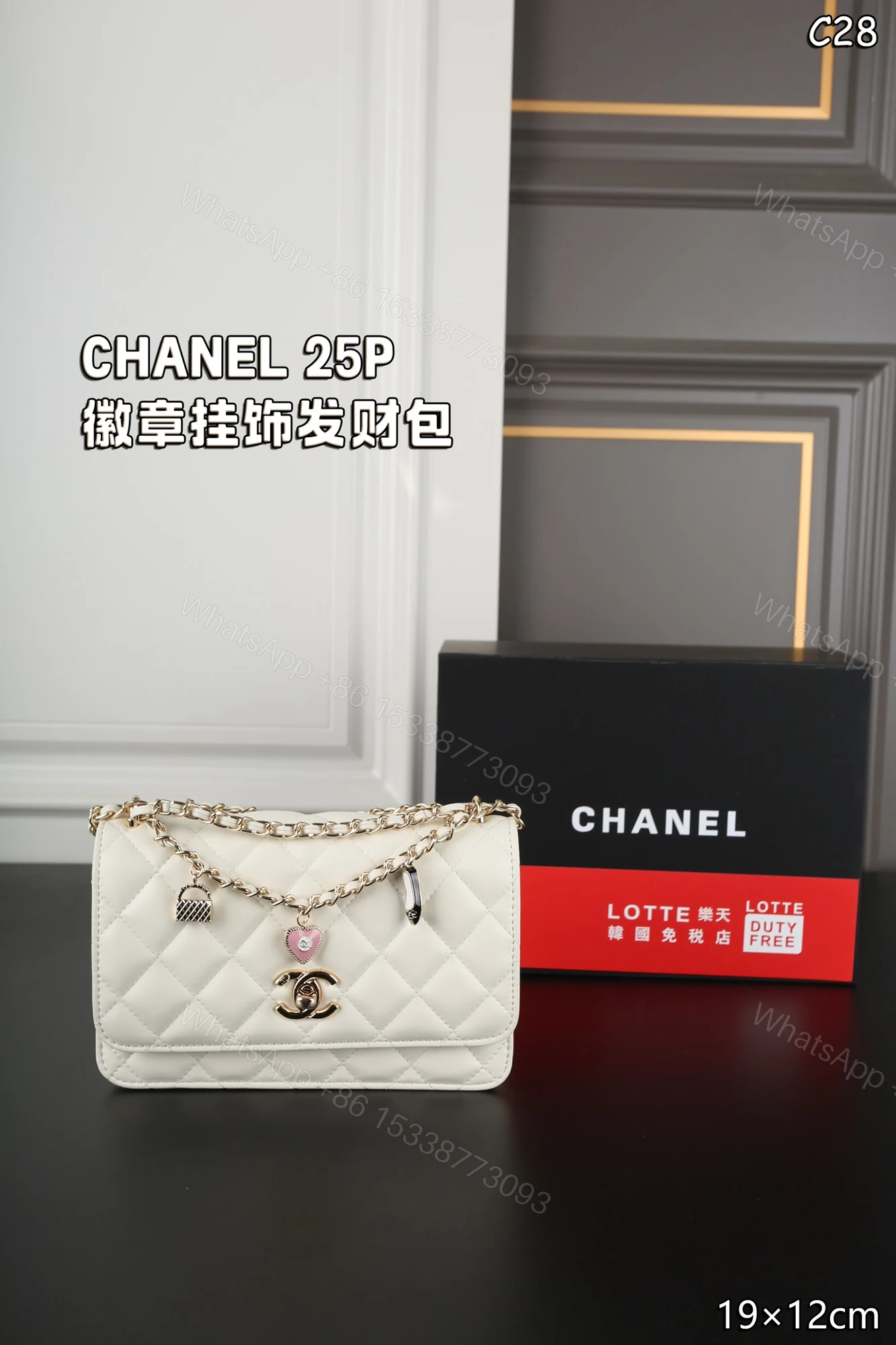 CHANEL 一比一徽章鏈條掛飾翻蓋包 白色菱格小羊皮手提肩背包 — view 1