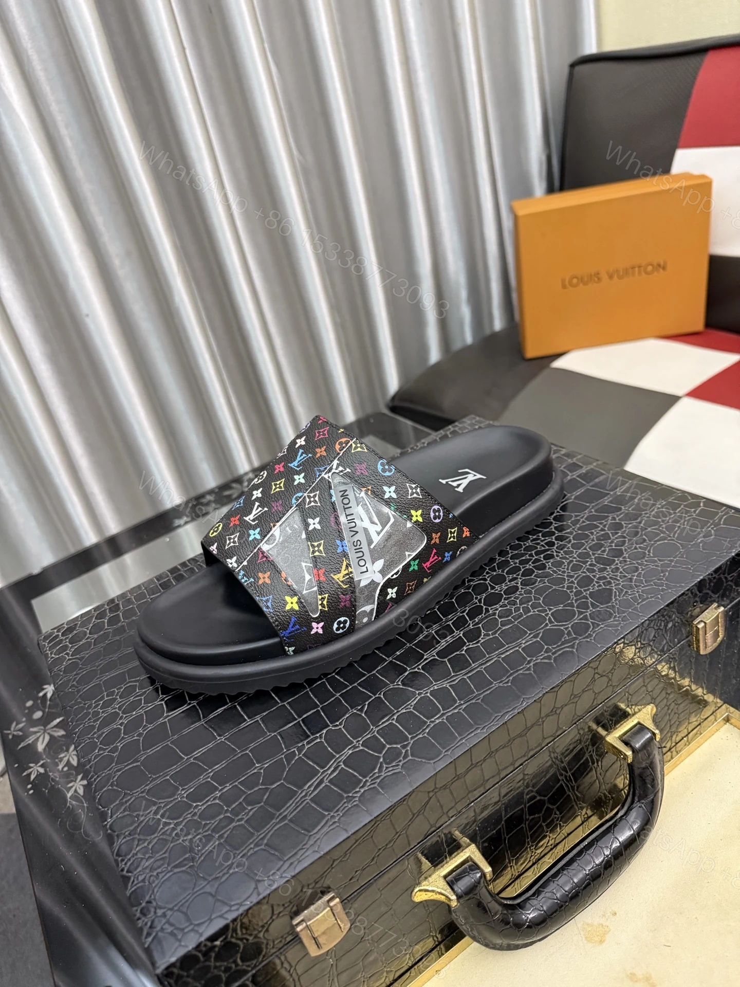 LV 原單 男款 拖鞋 彩色Monogram 黑底設計 潮流個性款 — view 1