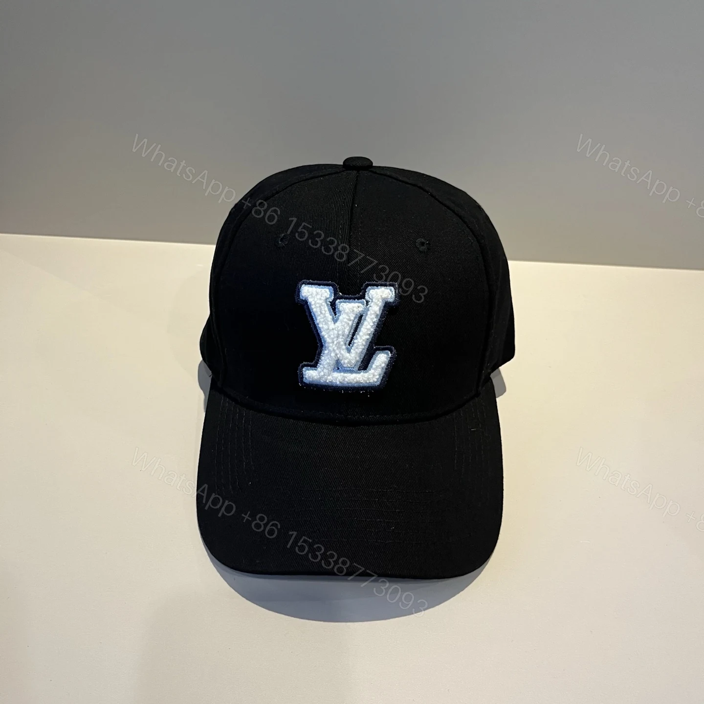 LV 高仿黑色棒球帽 白邊字母徽章街頭設計 — view 1