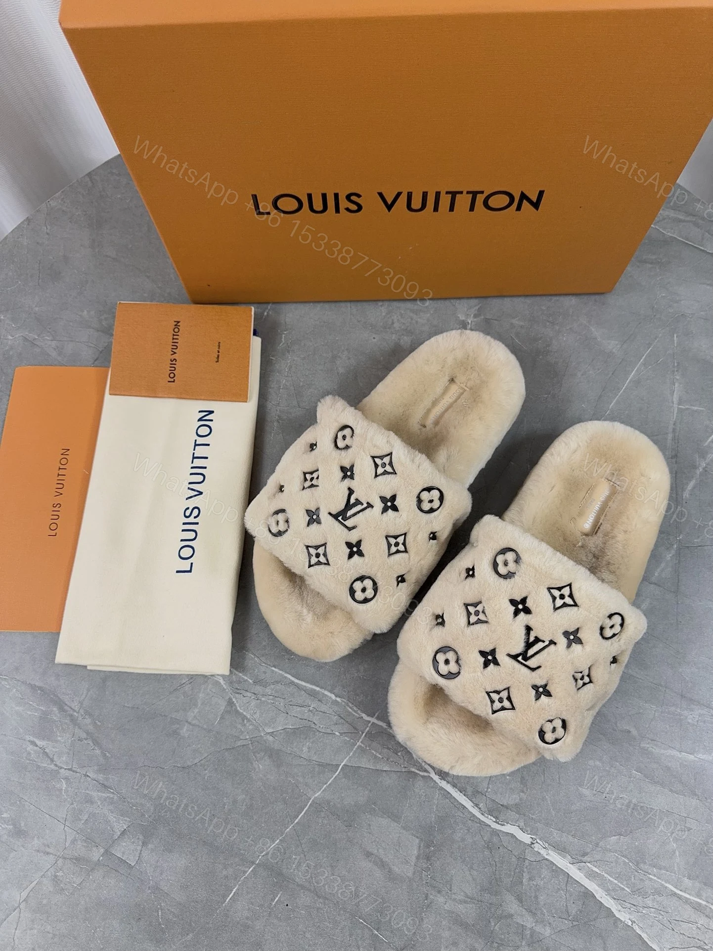 LV 高仿毛絨拖鞋 米色經典黑花紋 輕奢日常款 — view 1