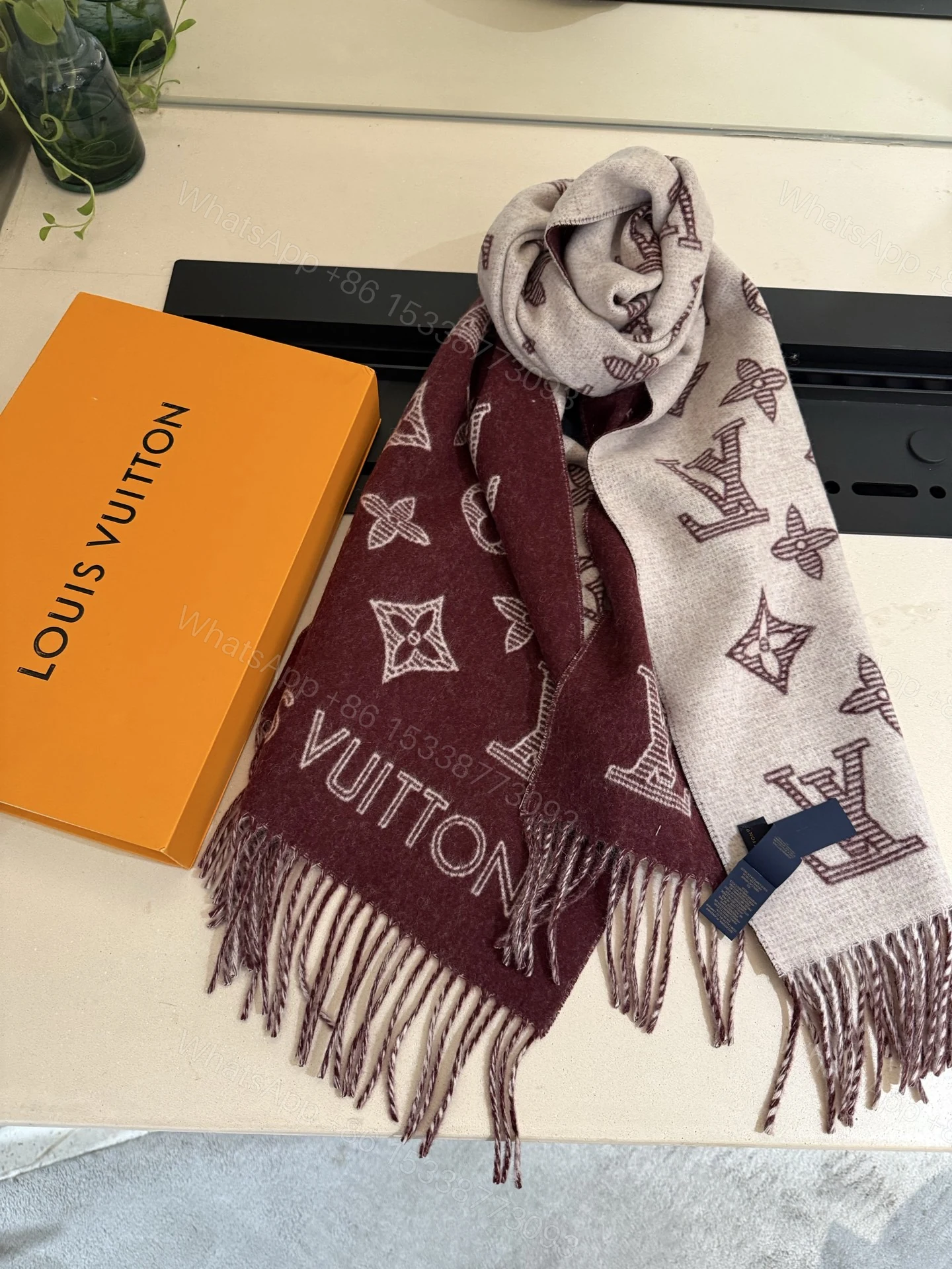 LV A貨酒紅滿版流蘇圍巾秋冬高級感設計 — view 1