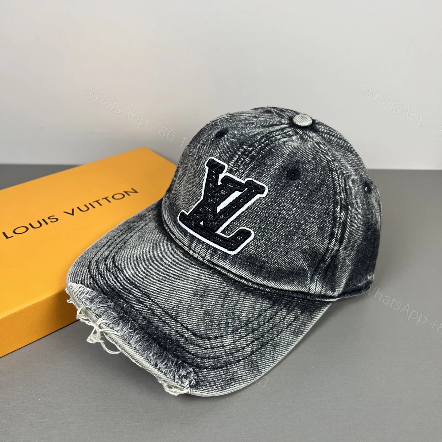 LV 一比一 灰色洗水牛仔帽 字母立體刺繡復古鴨舌帽 — view 1