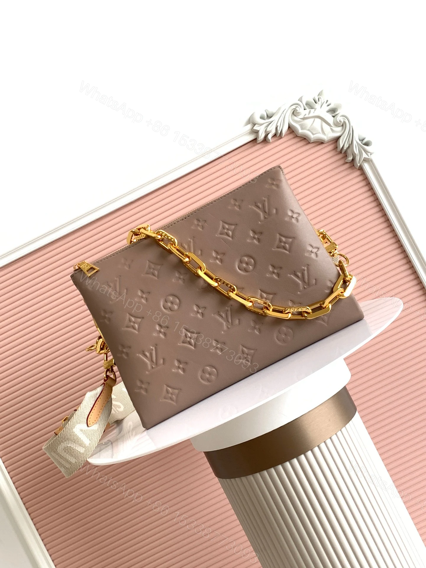 LV 高仿中號Pochette Métis壓紋肩背包 奶茶裸粉色鏈條設計 — view 1