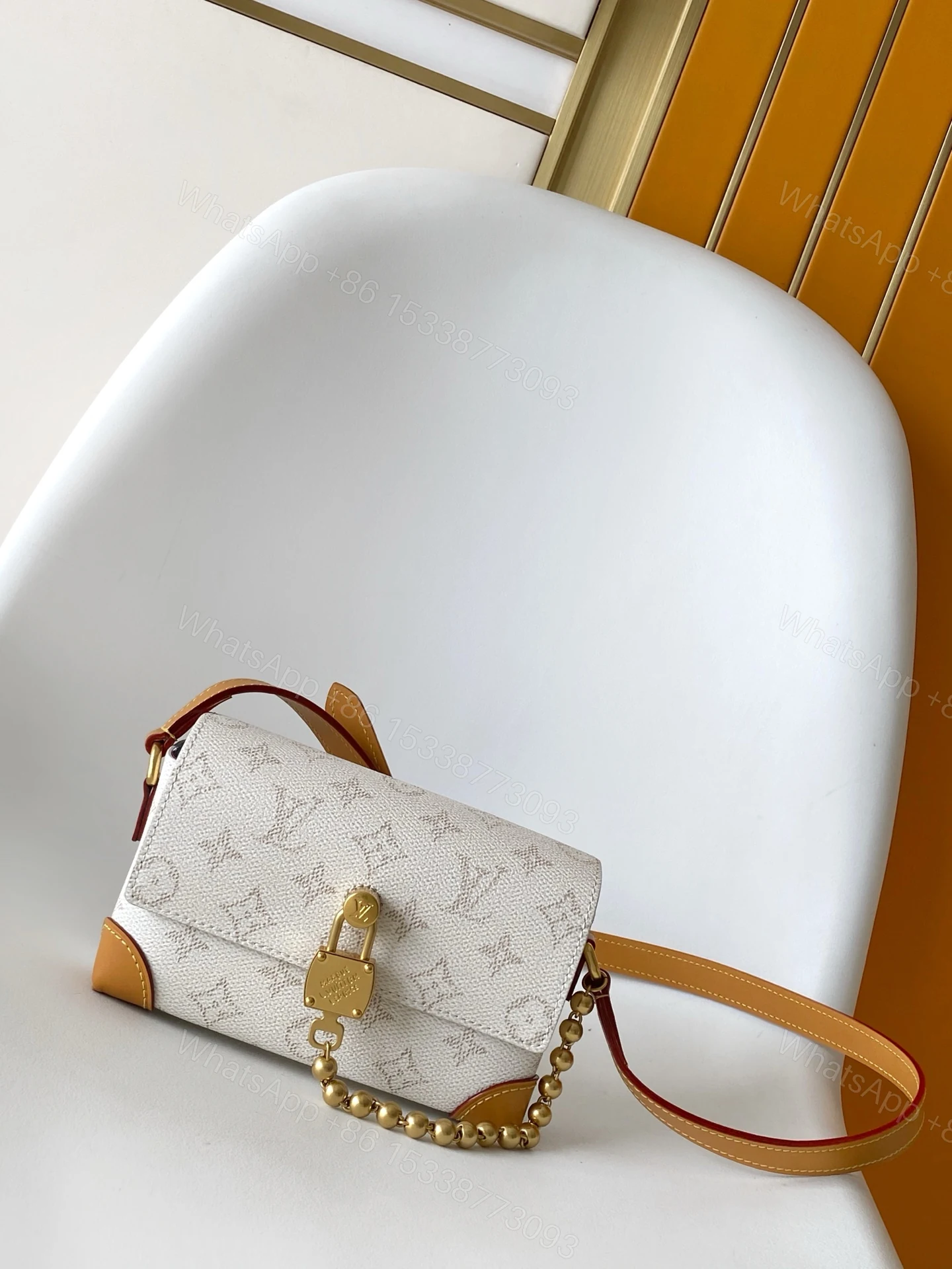 LV A貨 女款 鏈條翻蓋斜背包 白色老花 小巧精緻款 — view 1
